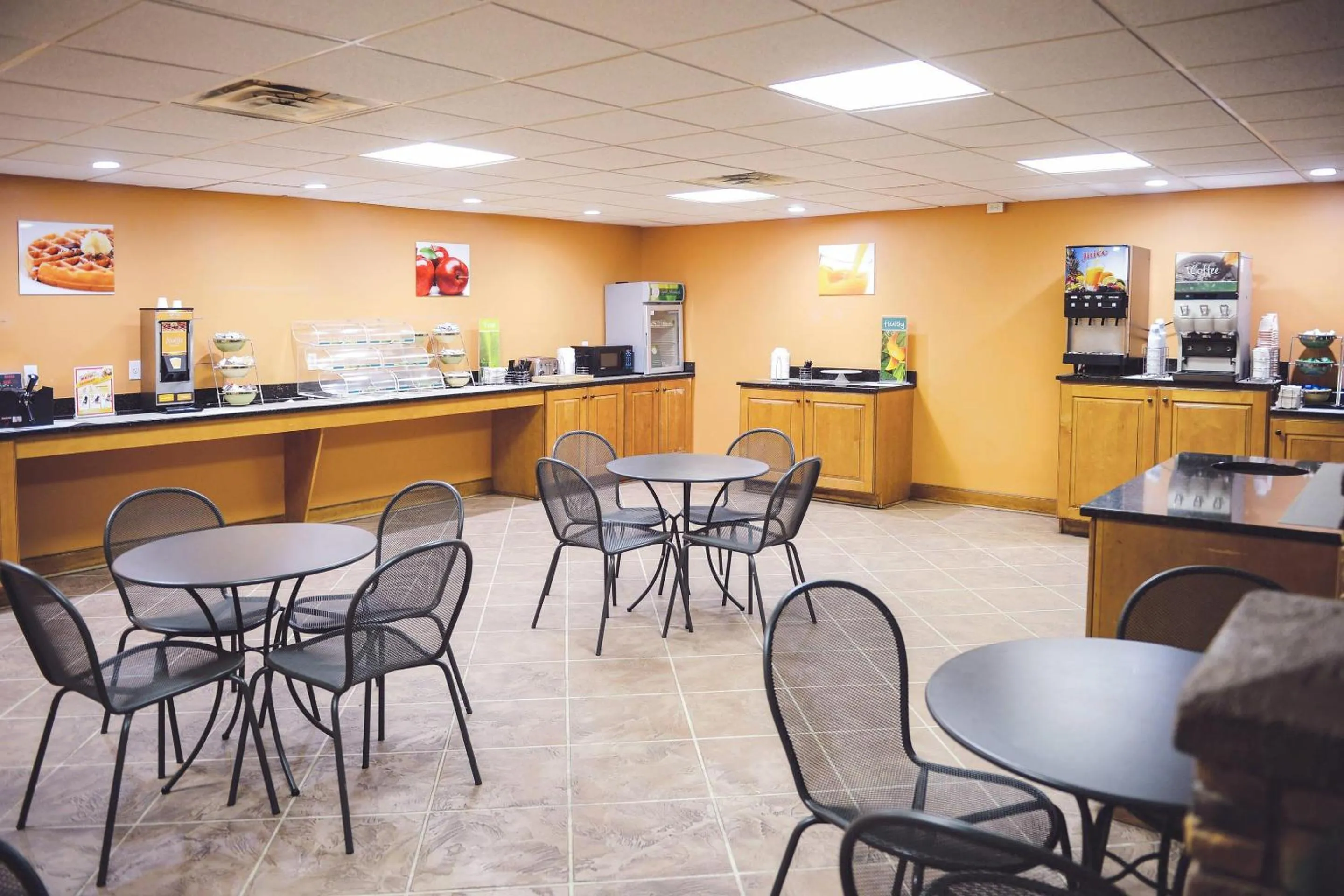 Breakfast in Quality Inn & Suites Ames Conference Center Near ISU Campus