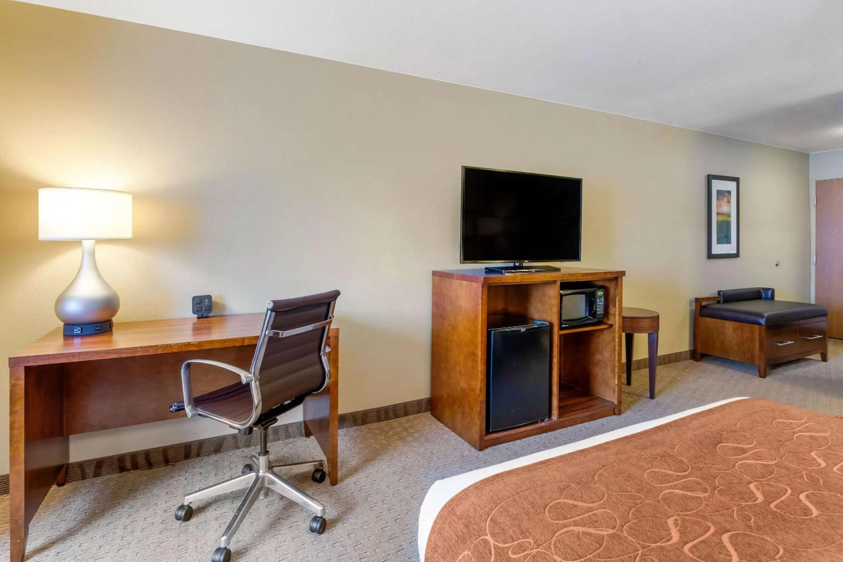 Photo of the whole room, Bed in Comfort Suites Burlington