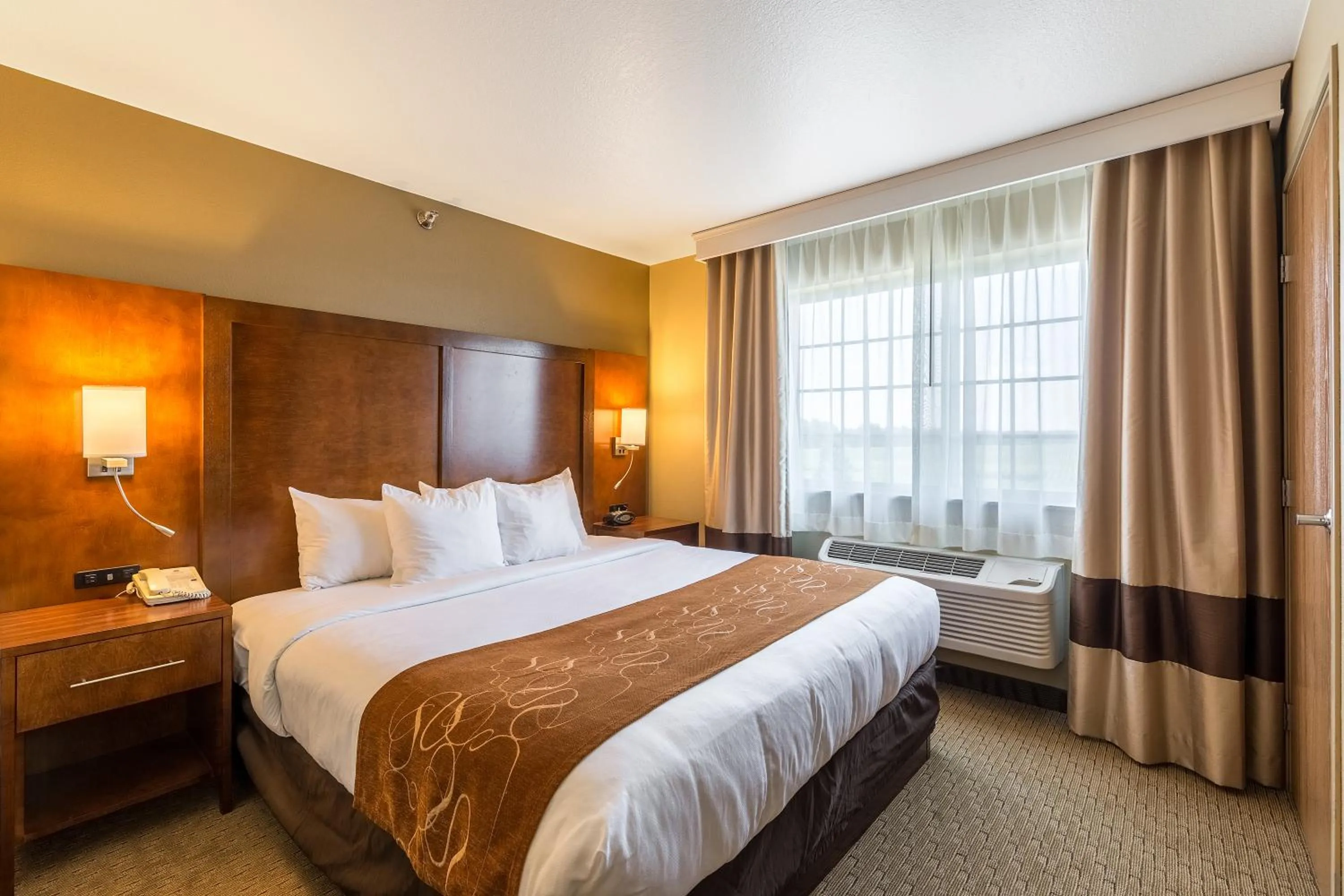 Bedroom, Bed in Comfort Suites Burlington