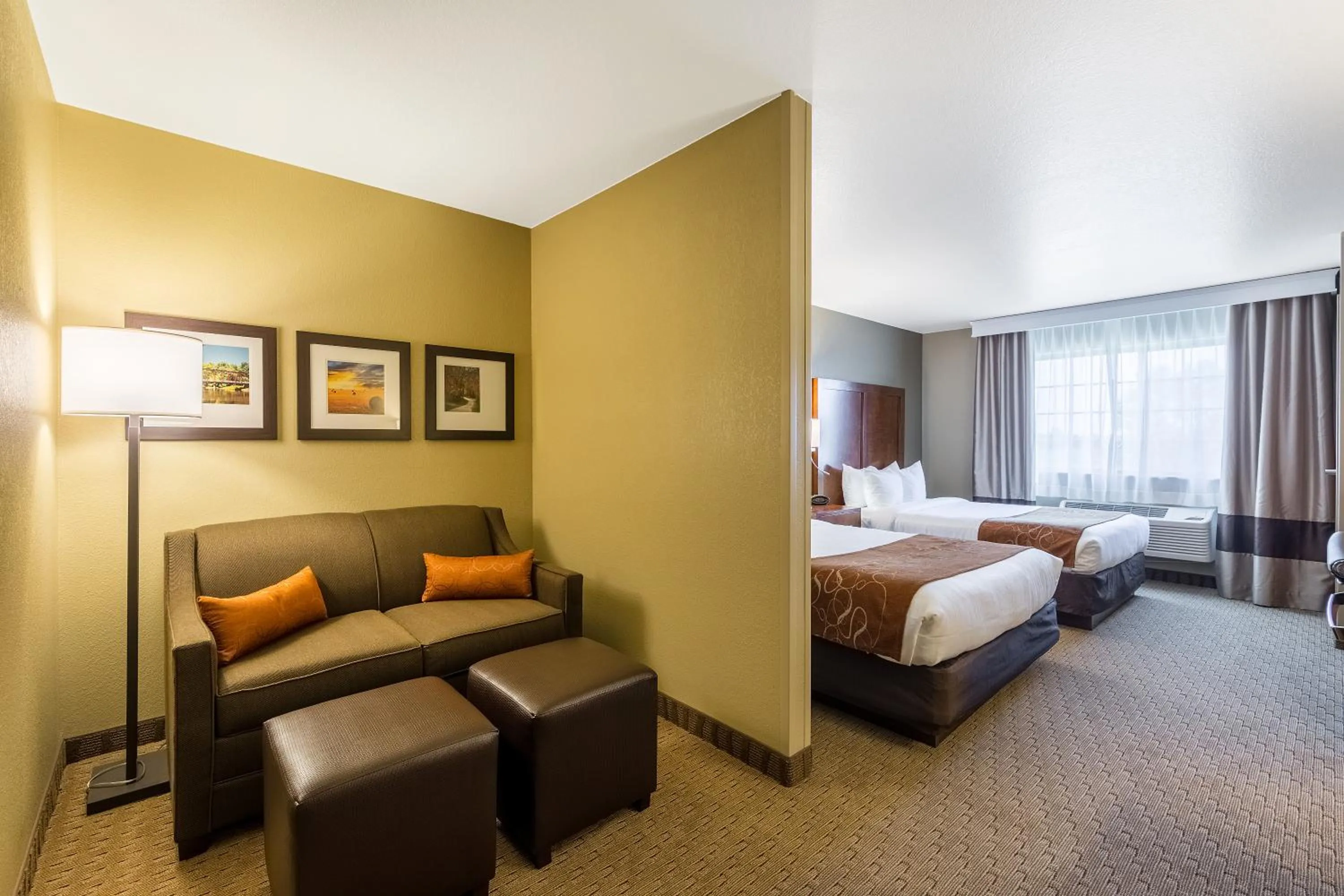 Guests, Bed in Comfort Suites Burlington