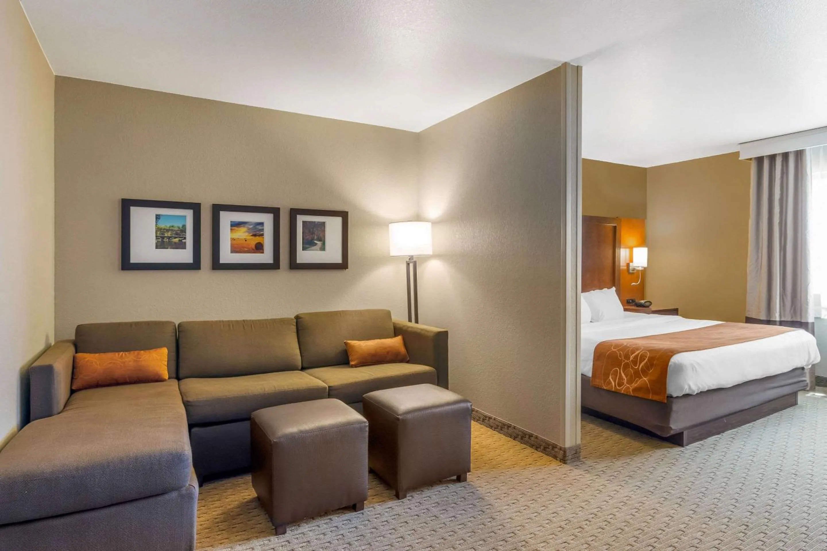 Photo of the whole room, Bed in Comfort Suites Burlington
