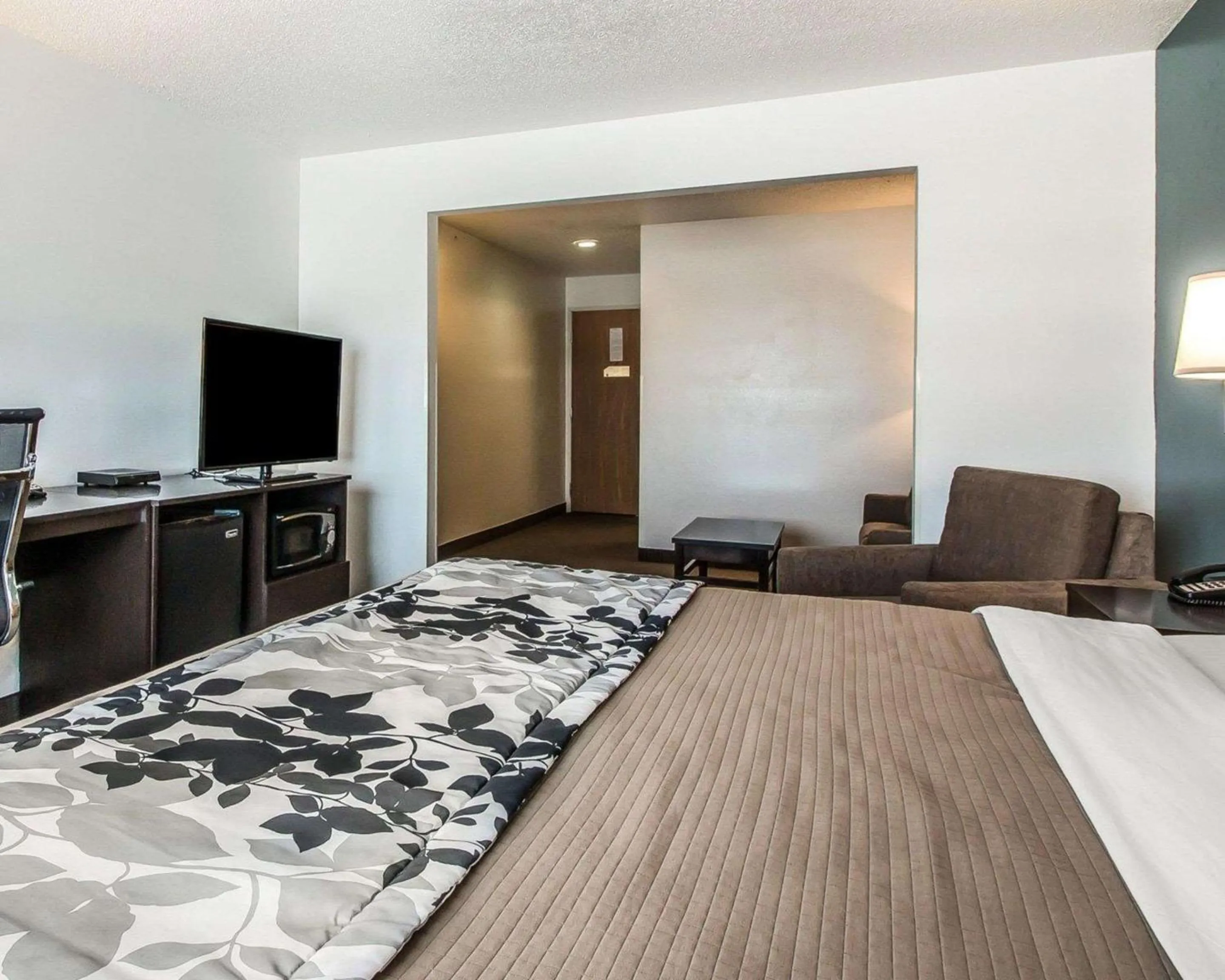 Photo of the whole room, Bed in Sleep Inn & Suites Mount Vernon