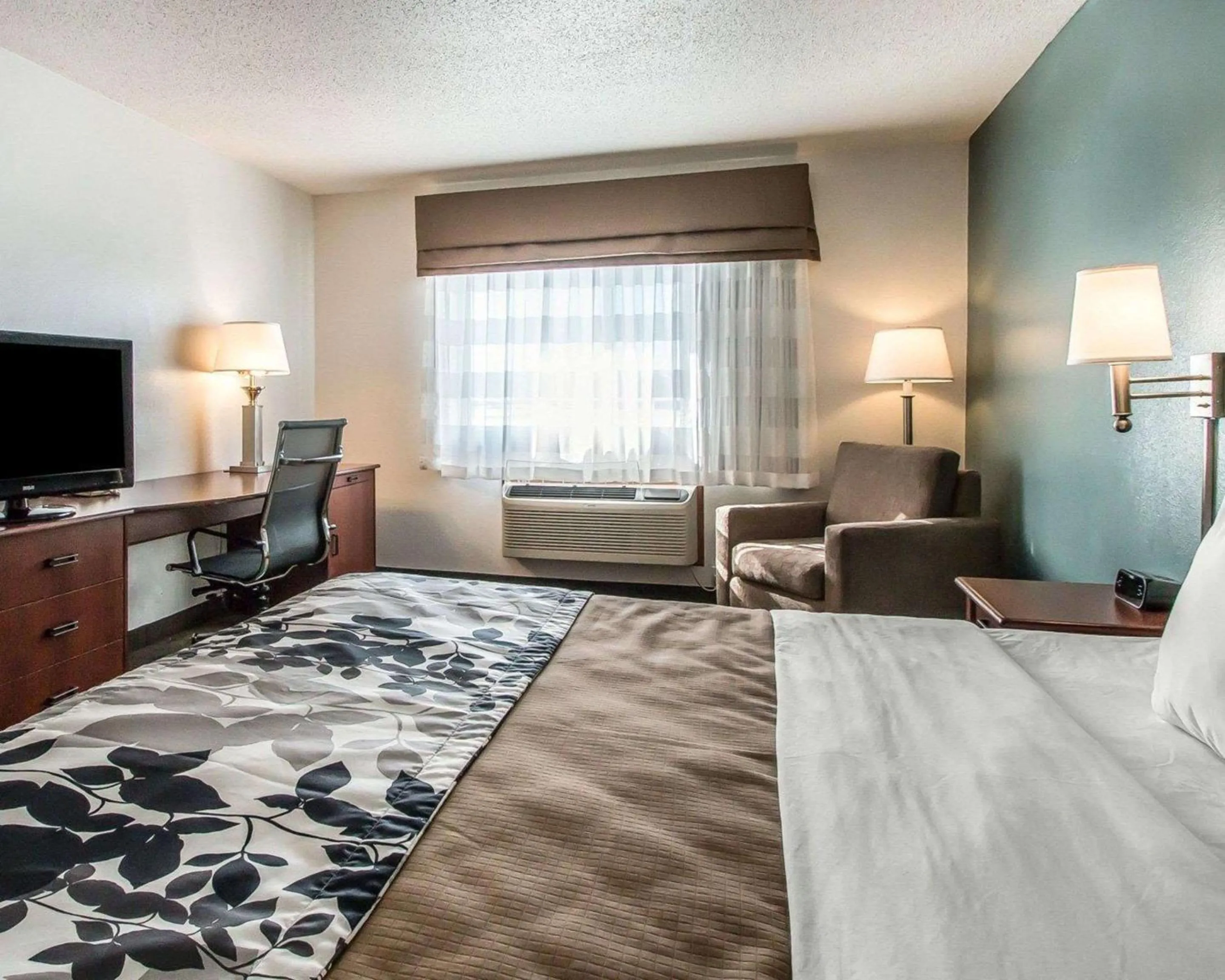 Photo of the whole room, Bed in Sleep Inn & Suites Mount Vernon