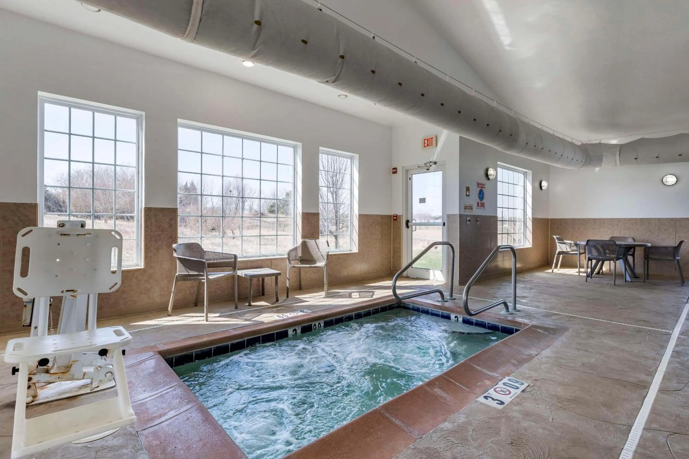 Swimming pool in Sleep Inn & Suites Pleasant Hill - Des Moines