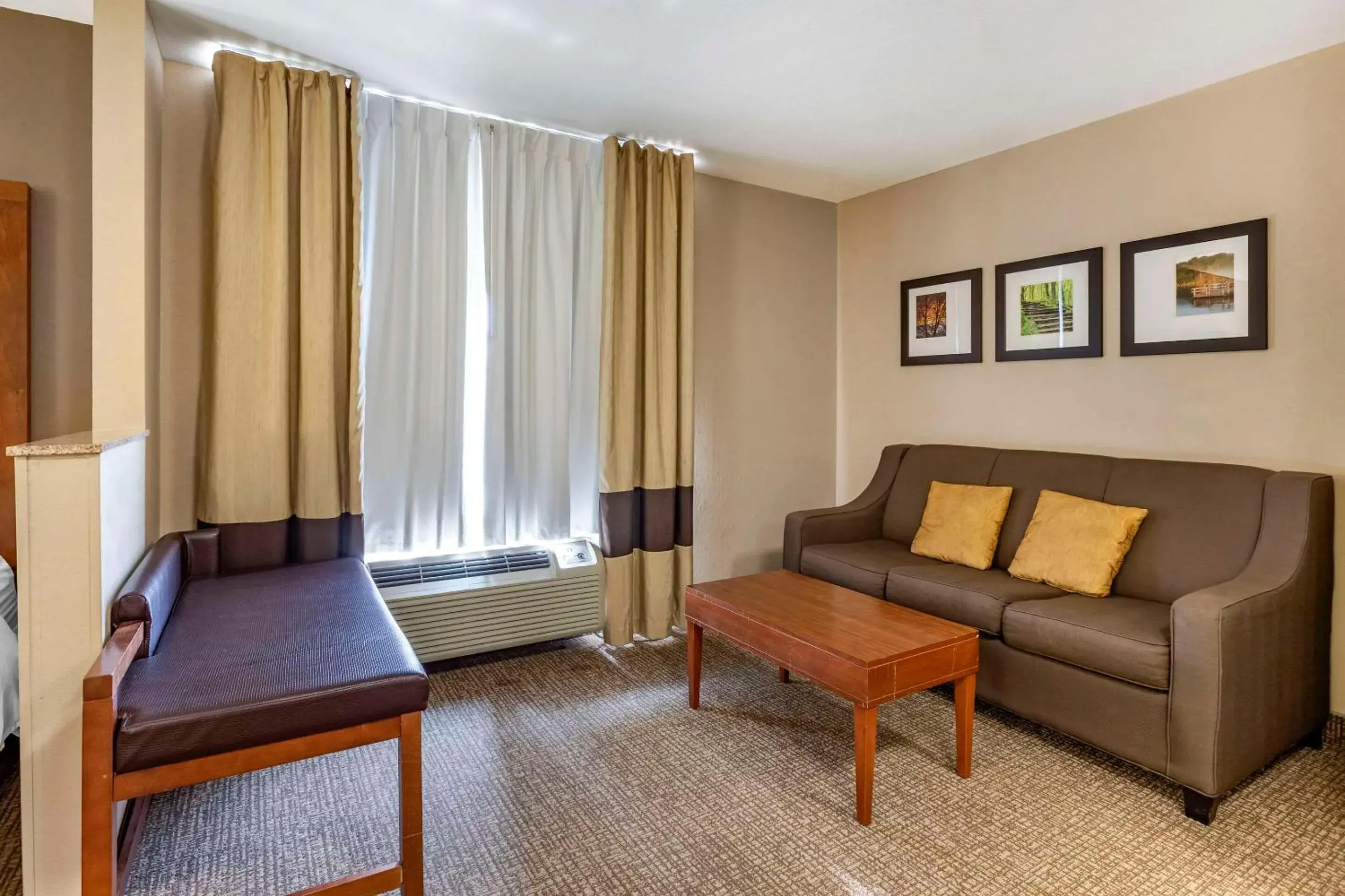 Business Queen Room with Two Queen Beds - Accessible/Non-Smoking in Comfort Suites Coralville I-80 Business Queen Room with Two Queen Beds - Accessible/Non-Smoking in Comfort Suites Coralville I-80