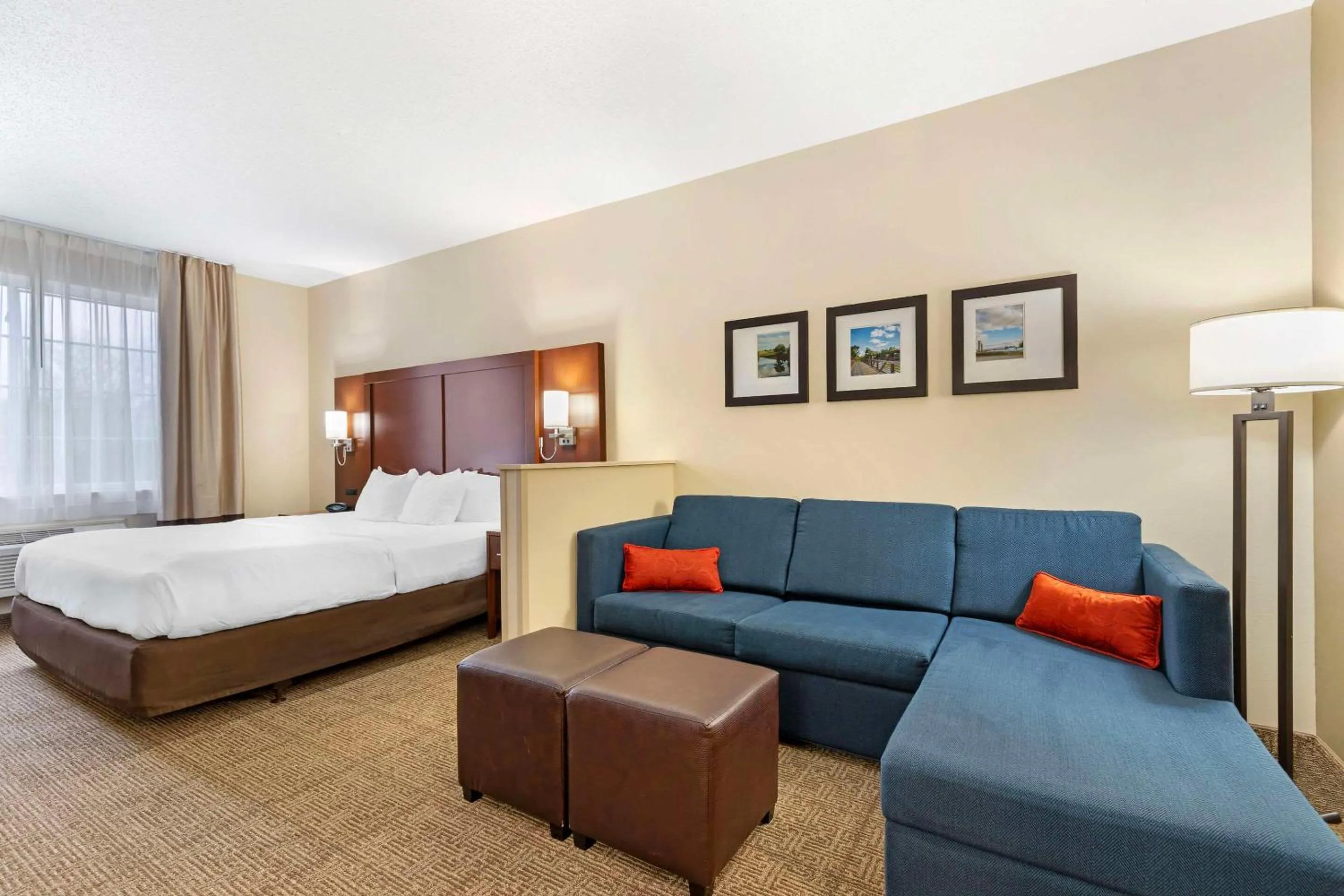 Bedroom, Bed in Comfort Suites
