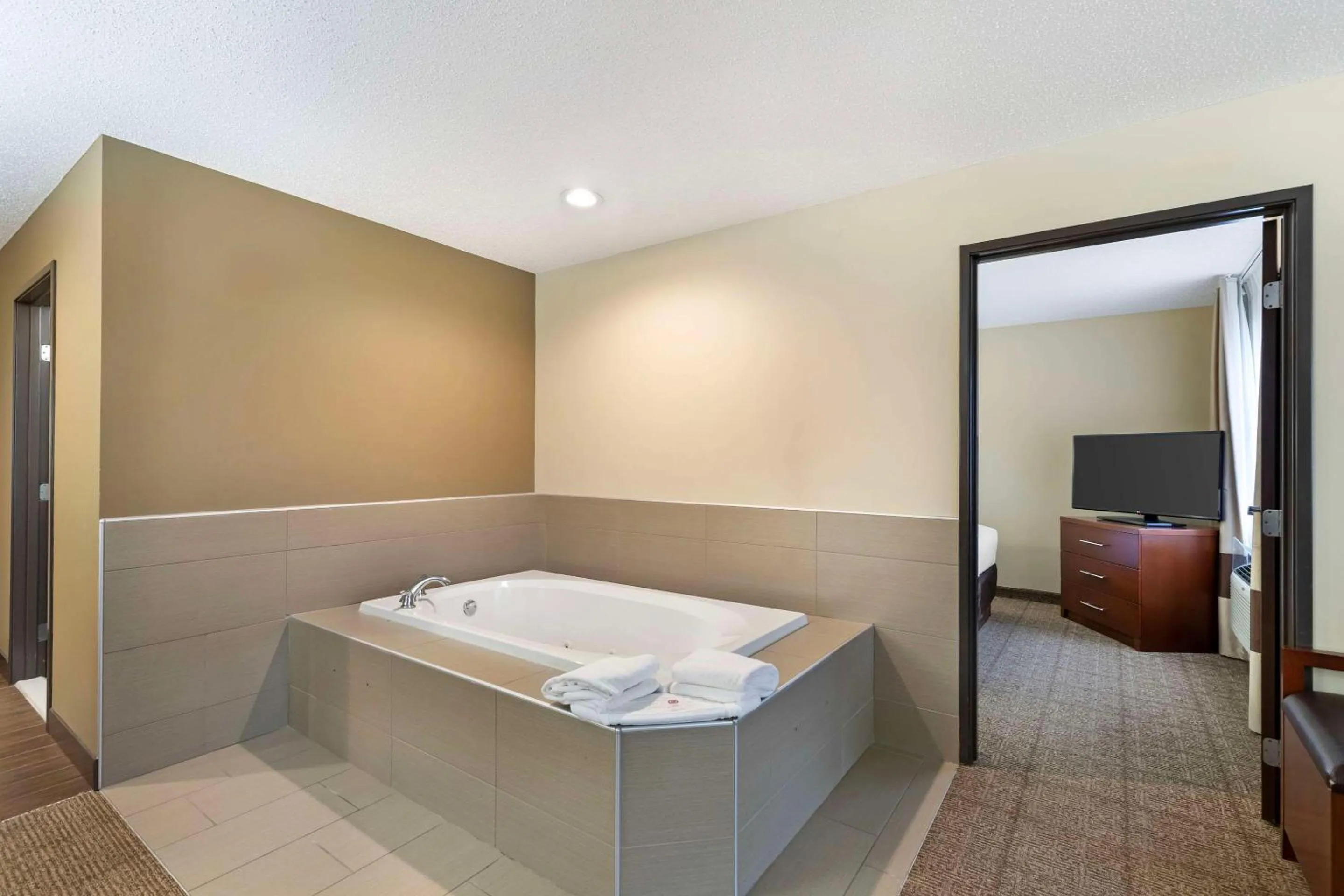 Bedroom, Bed in Comfort Suites