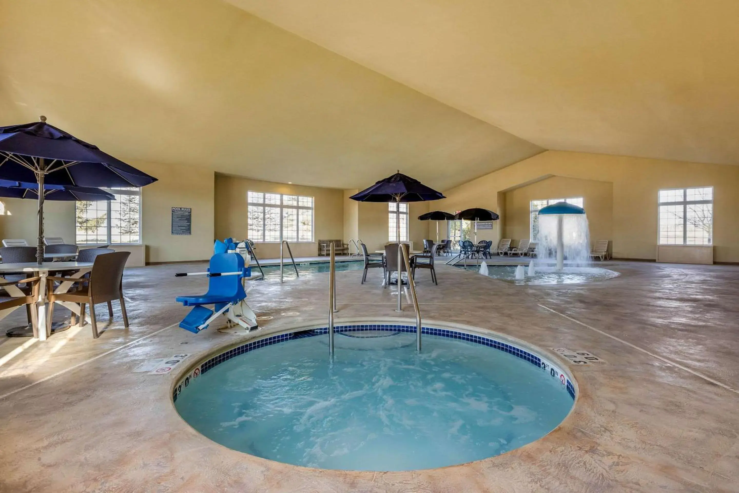 Swimming pool in Comfort Suites Swimming pool in Comfort Suites