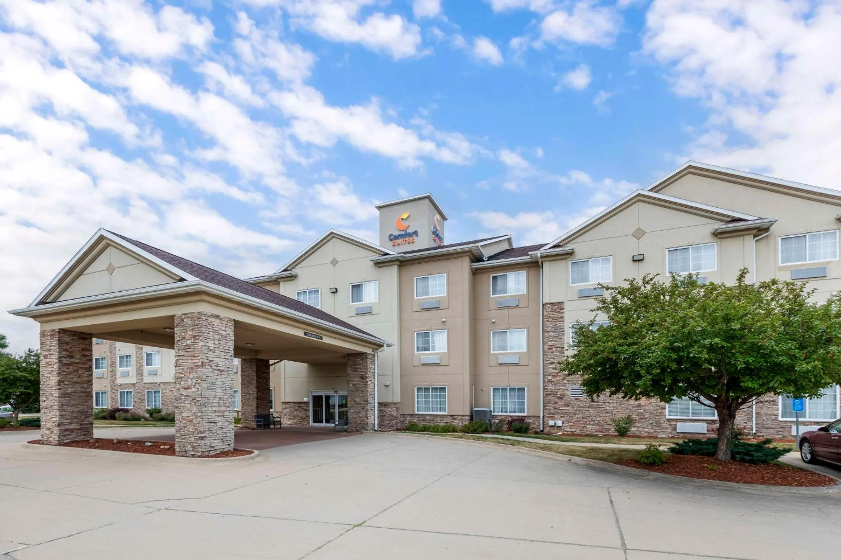 Property building in Comfort Suites
