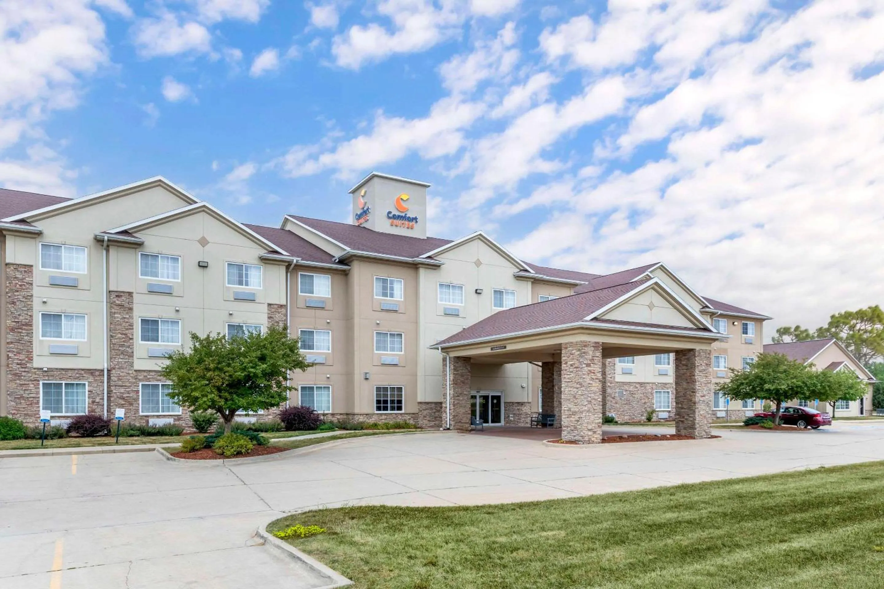 Property building in Comfort Suites