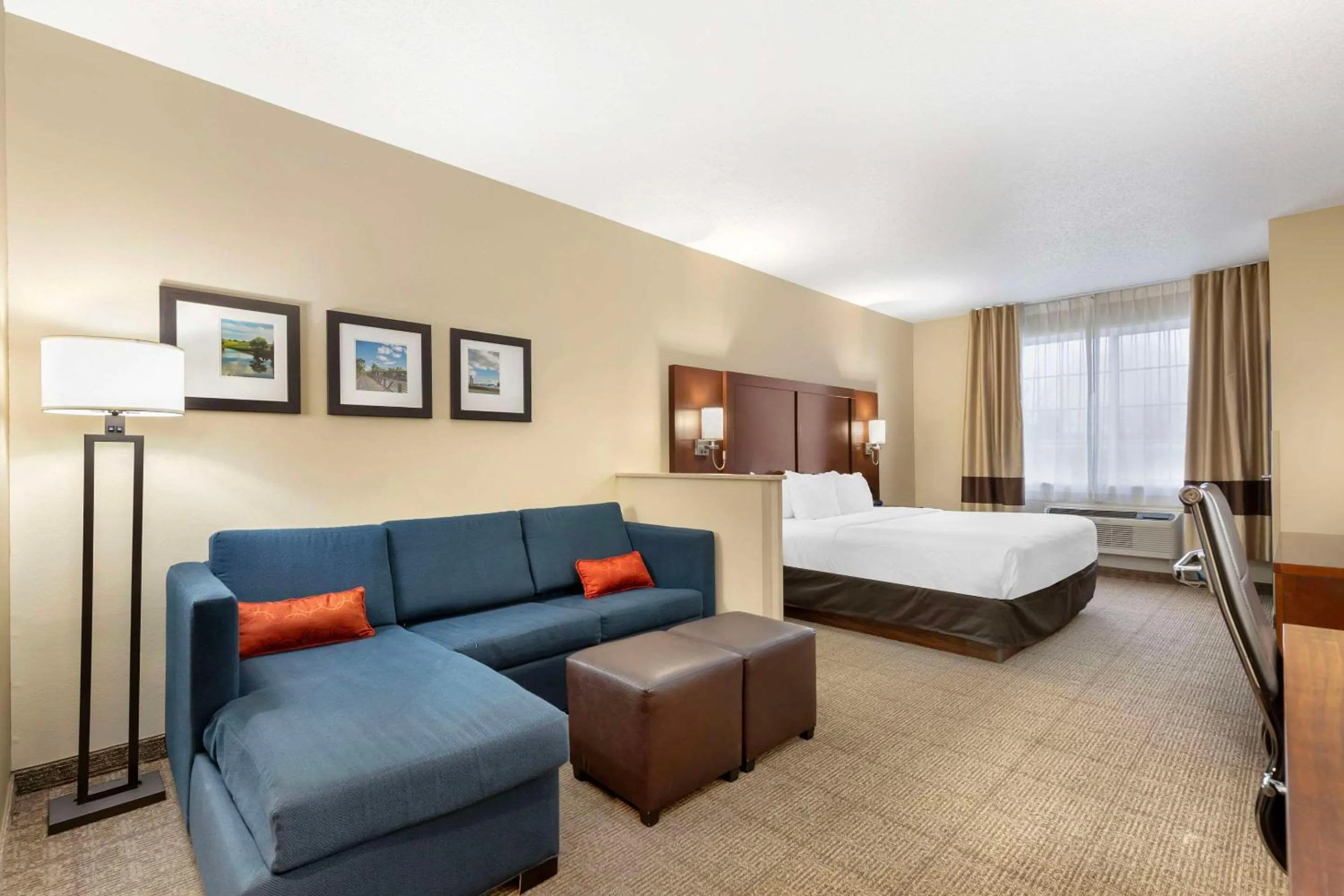 Bedroom, Bed in Comfort Suites