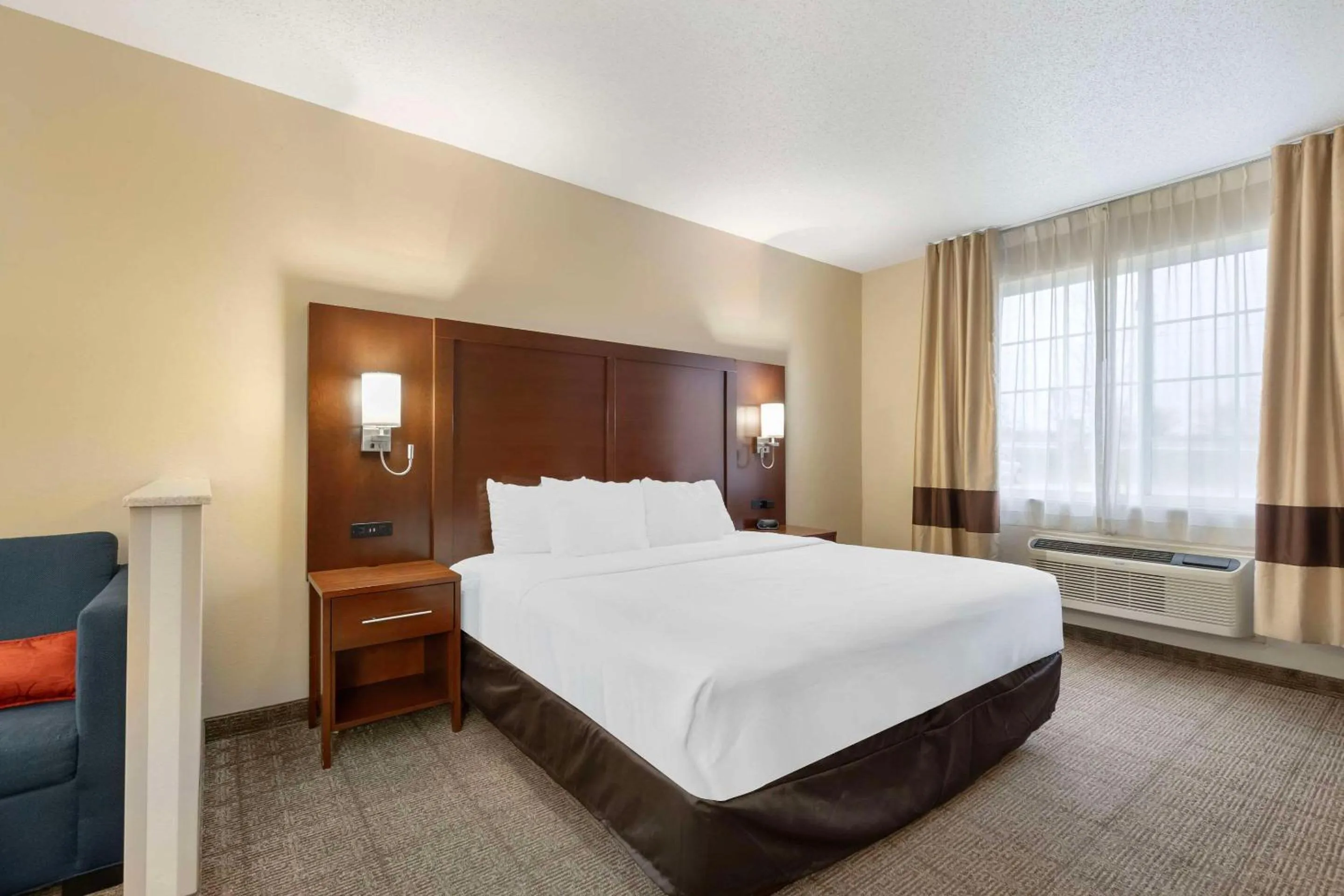 Bedroom, Bed in Comfort Suites