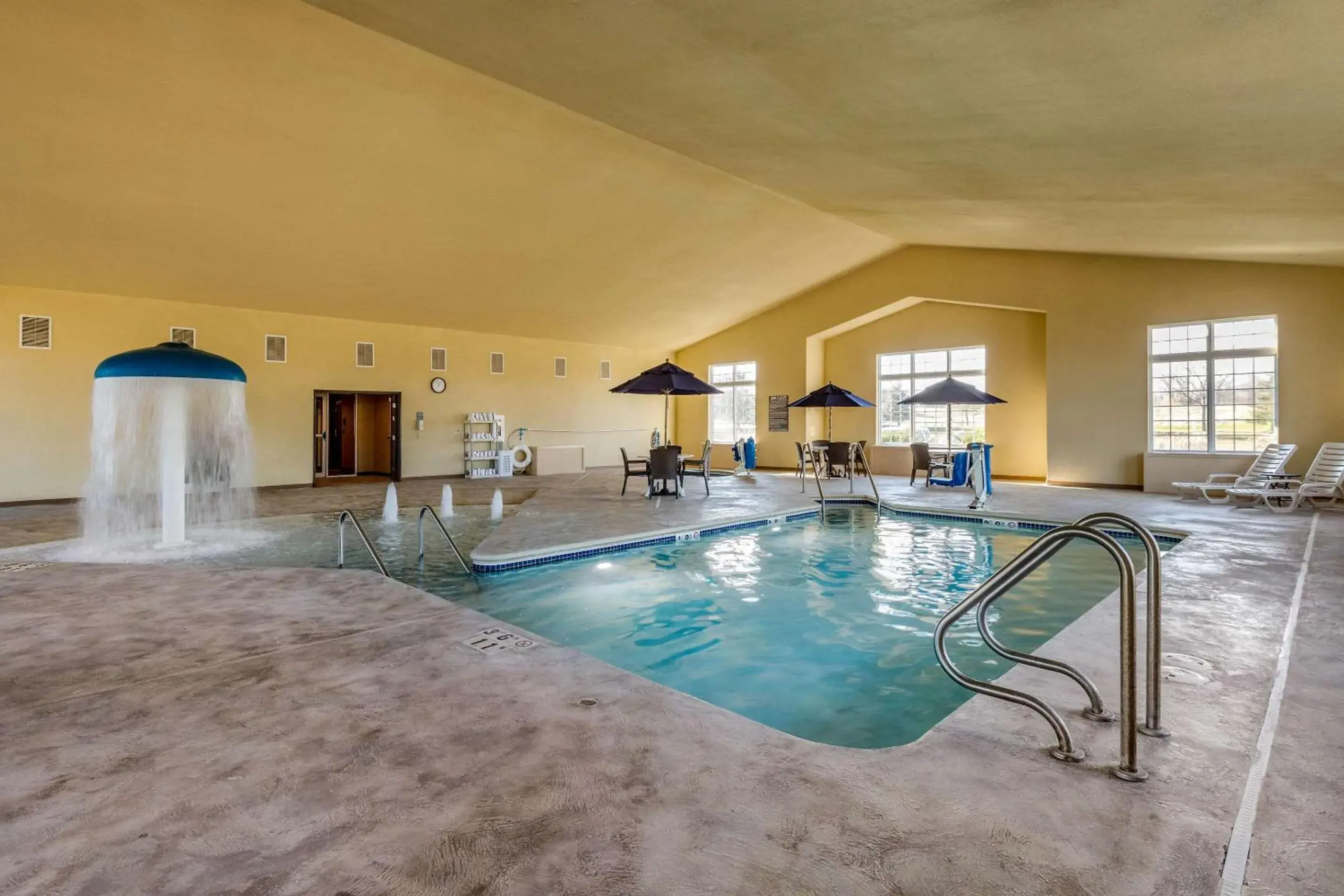 Swimming pool in Comfort Suites Swimming pool in Comfort Suites