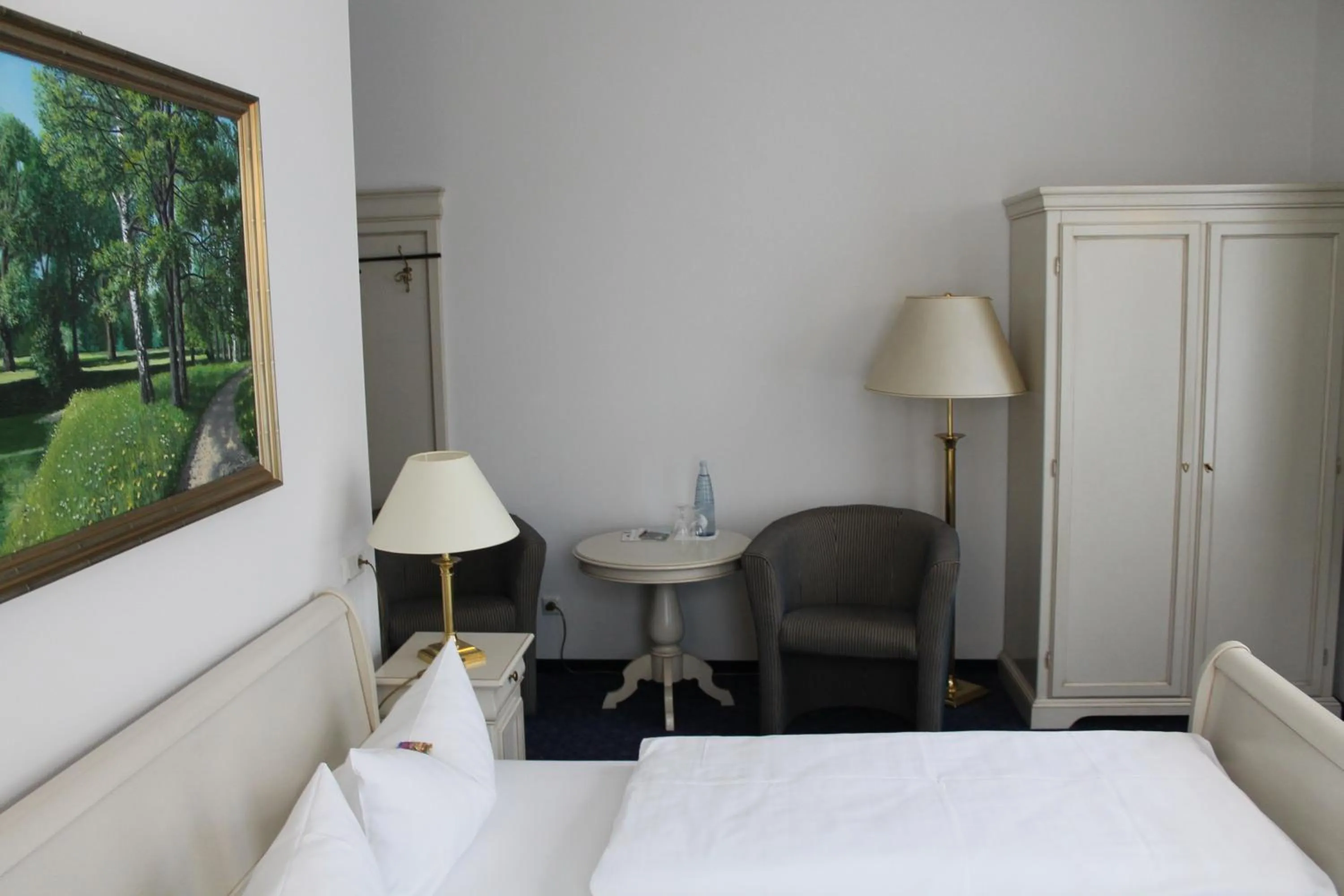 Photo of the whole room, Bed in Fürstenhof Wernigerode Garni