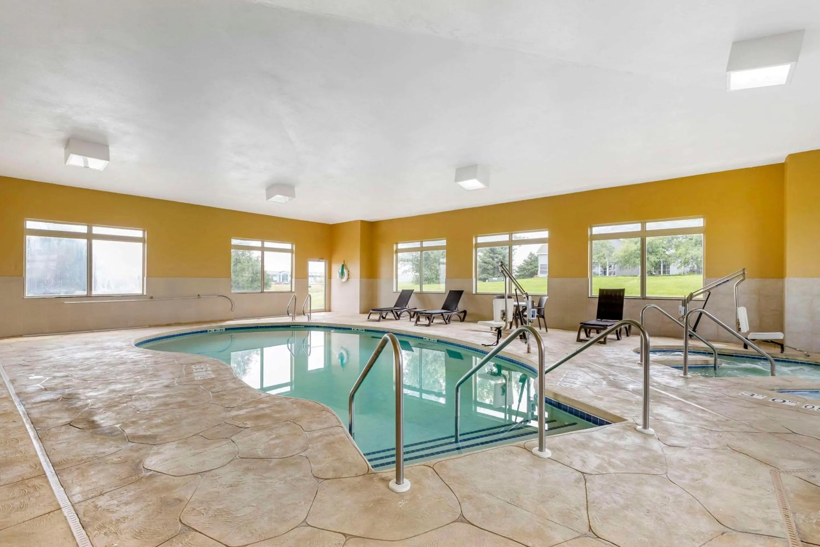 Swimming pool in Comfort Inn & Suites Grinnell near I-80