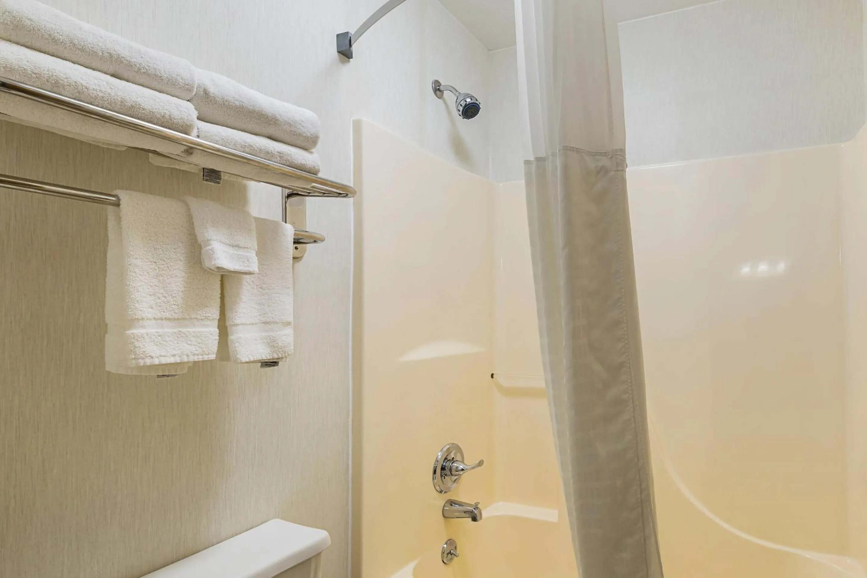 Bedroom in Quality Inn Waverly