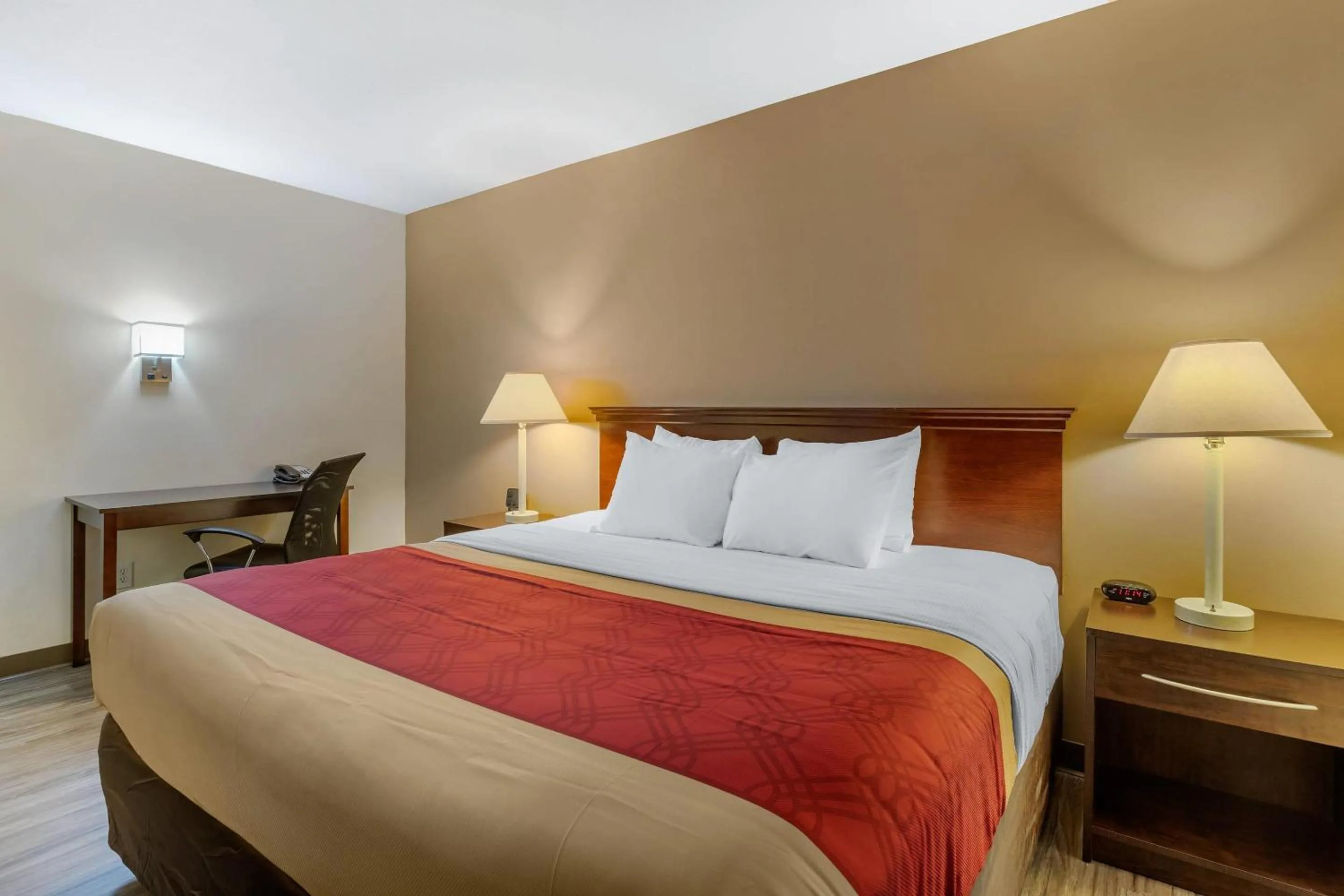 Bedroom, Bed in Econo Lodge Inn & Suites Des Moines Fairgrounds Area