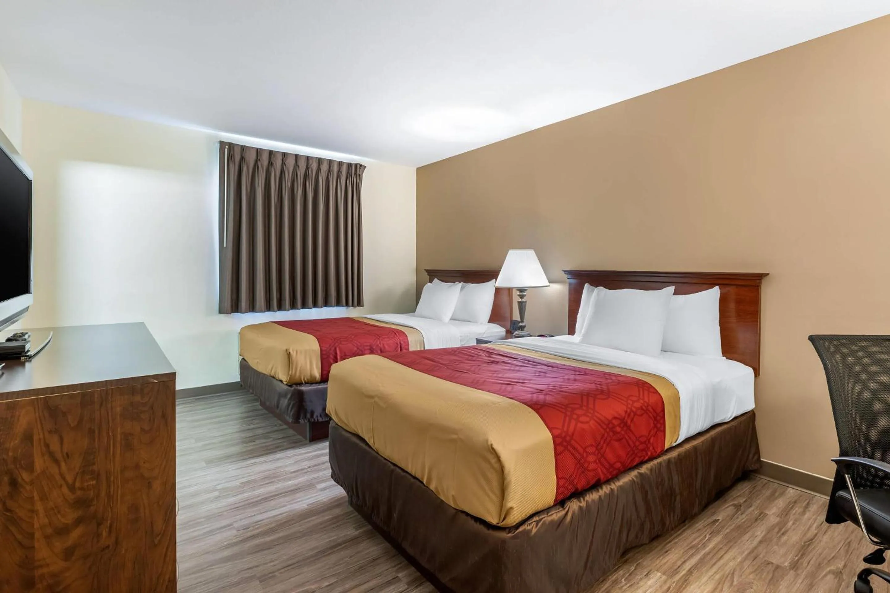 Bedroom, Bed in Econo Lodge Inn & Suites Des Moines Fairgrounds Area