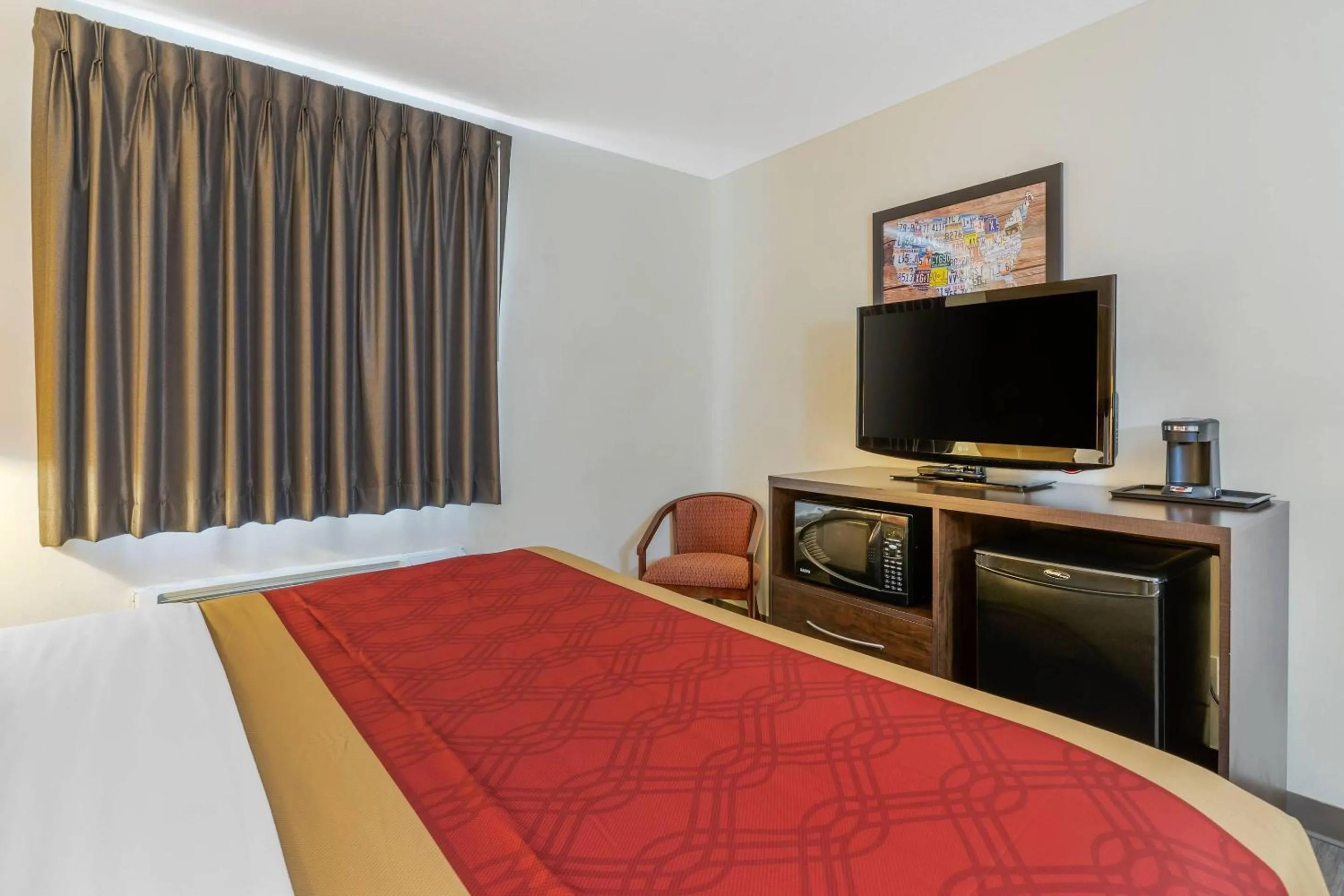 Bedroom, Bed in Econo Lodge Inn & Suites Des Moines Fairgrounds Area