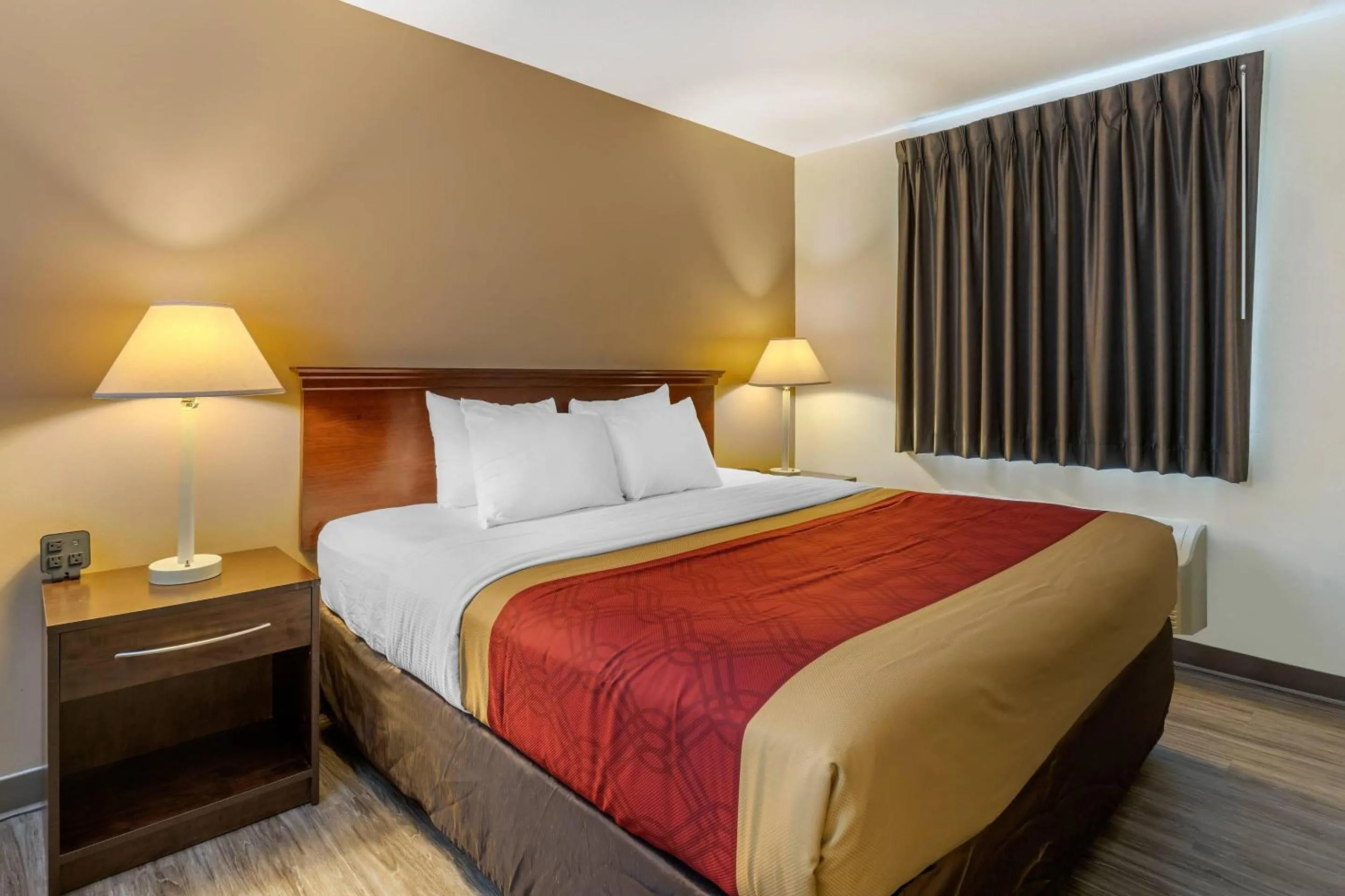 Bedroom, Bed in Econo Lodge Inn & Suites Des Moines Fairgrounds Area