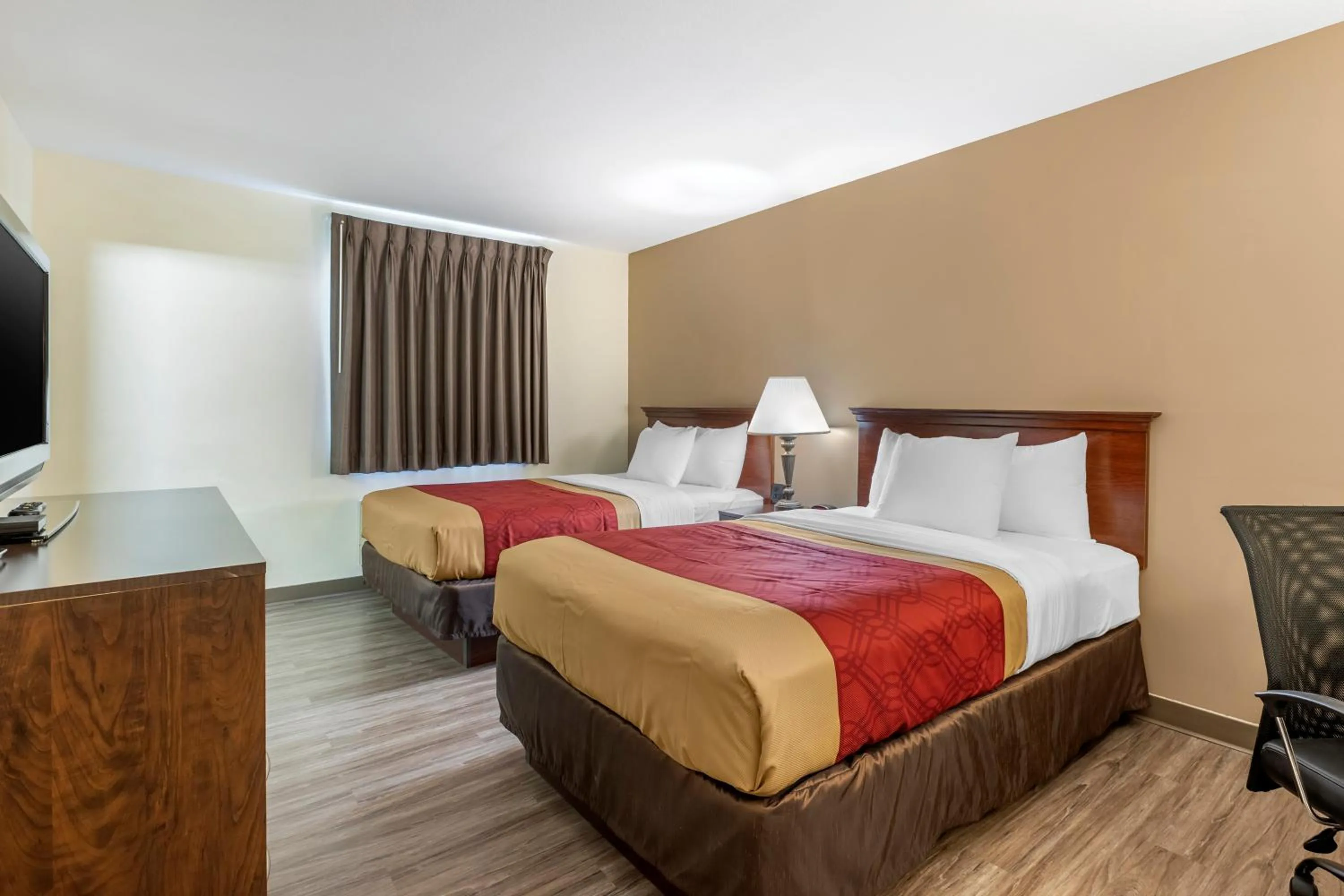 Bed in Econo Lodge Inn & Suites Des Moines Fairgrounds Area