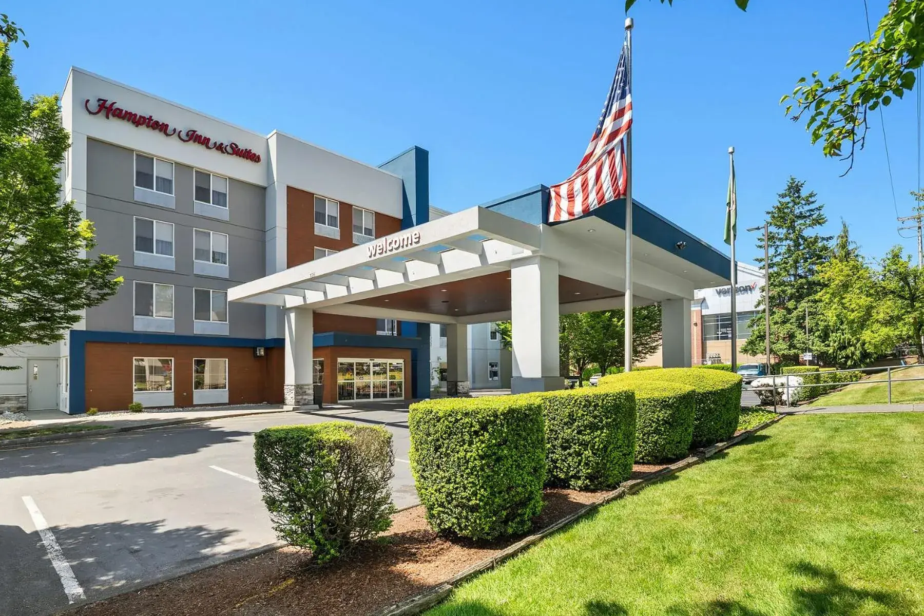 Property building in Hampton Inn & Suites Seattle North/Lynnwood Property building in Hampton Inn & Suites Seattle North/Lynnwood