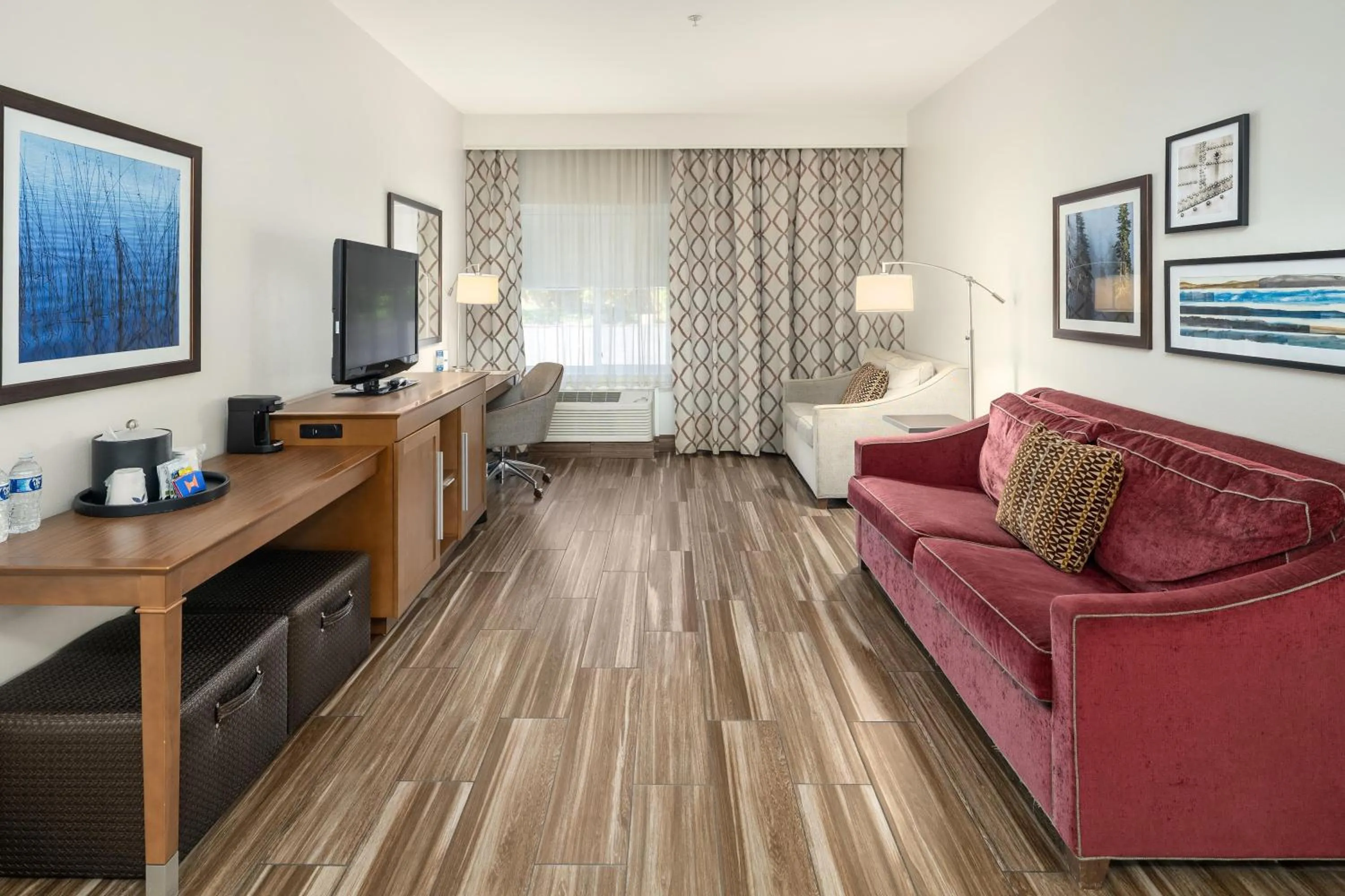 Living room in Hampton Inn & Suites Seattle North/Lynnwood