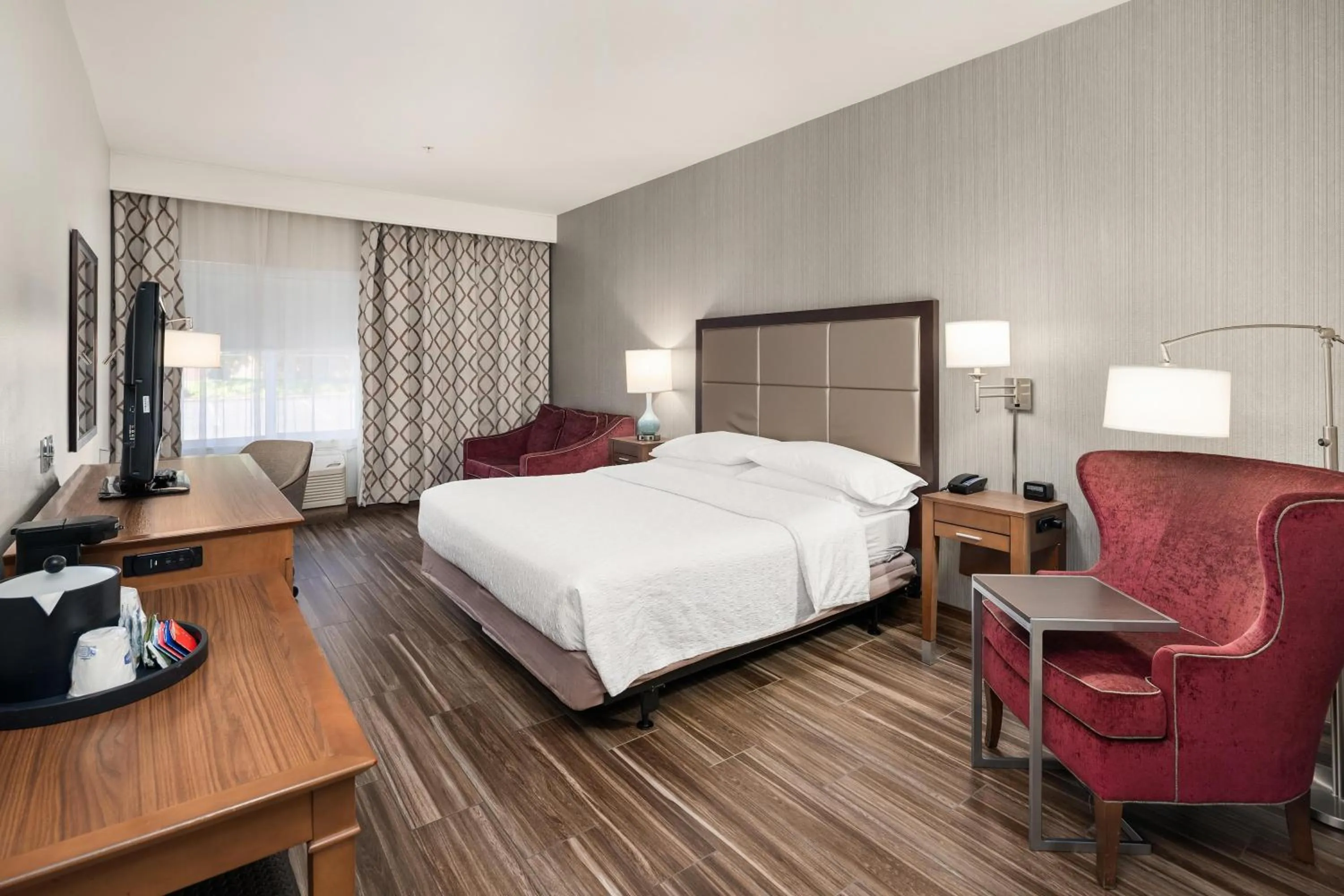 Bed in Hampton Inn & Suites Seattle North/Lynnwood