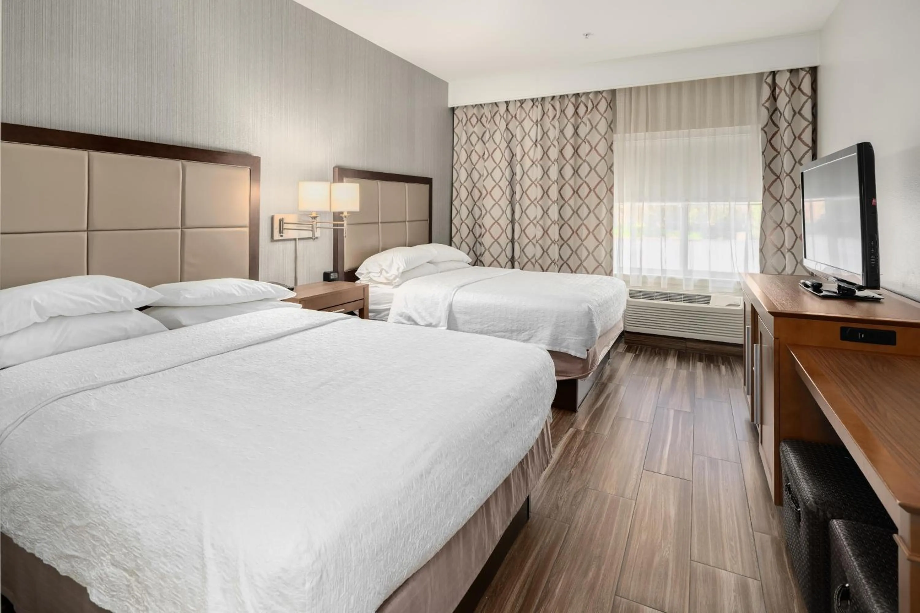 Bed in Hampton Inn & Suites Seattle North/Lynnwood