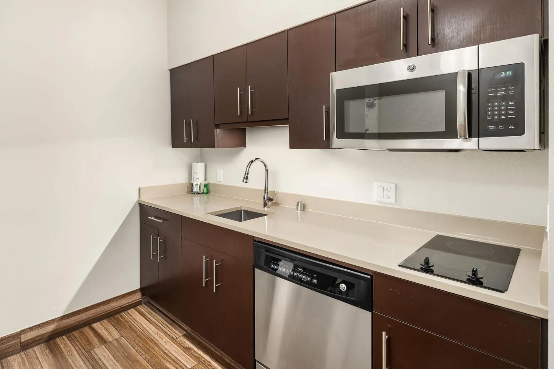 kitchen in Hampton Inn & Suites Seattle North/Lynnwood