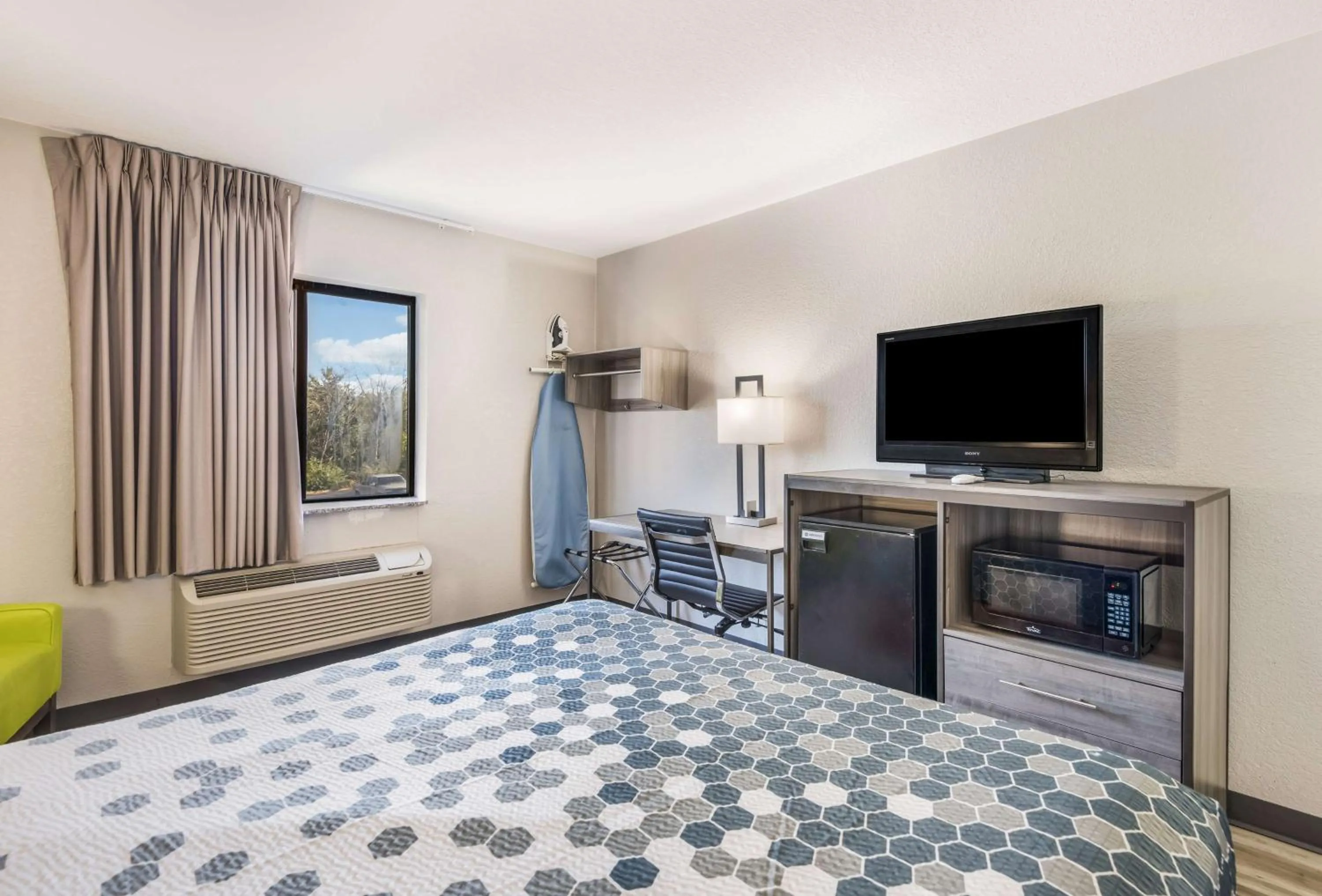 Bedroom, Bed in Sonesta Essential Des Moines