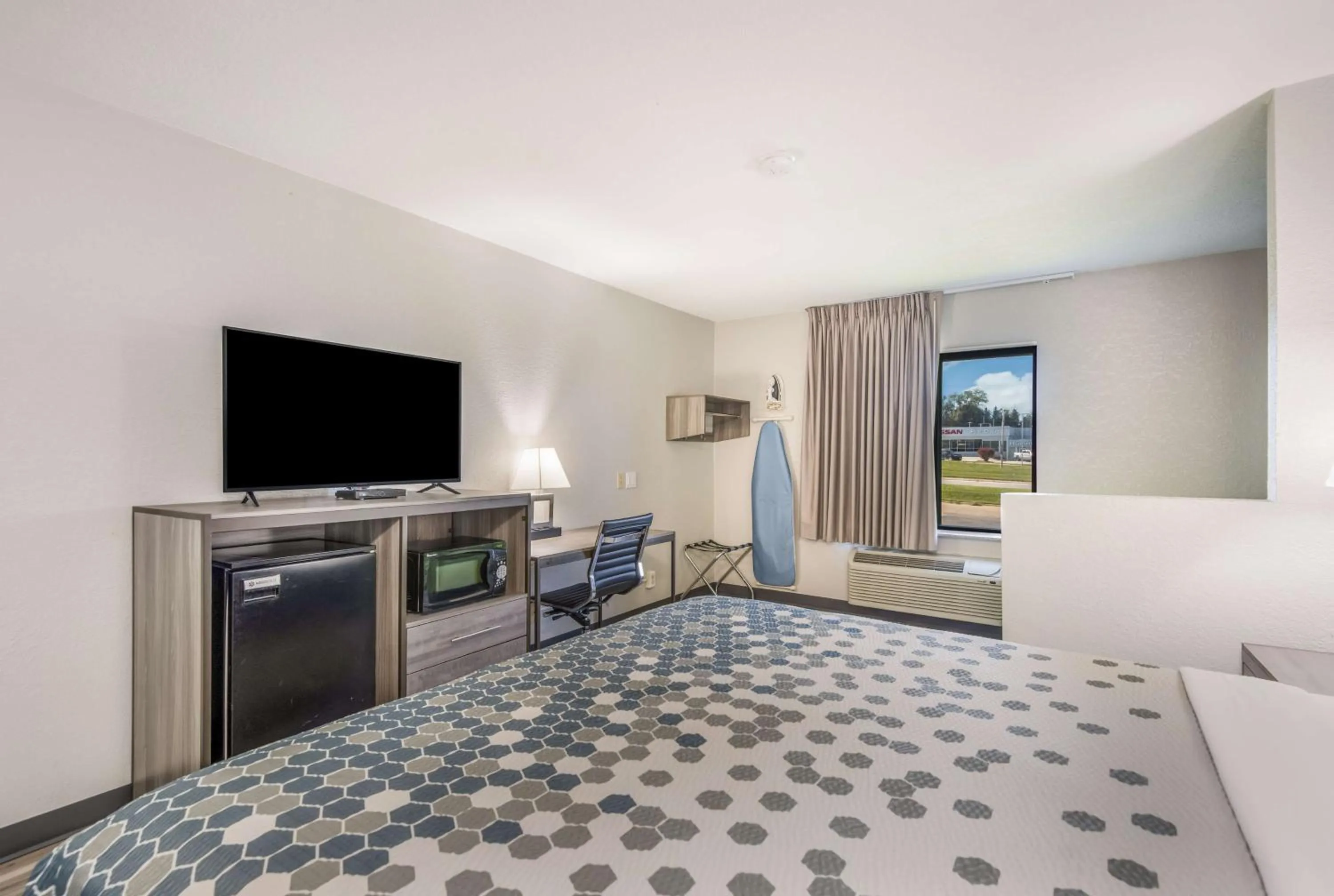 Bedroom, Bed in Sonesta Essential Des Moines