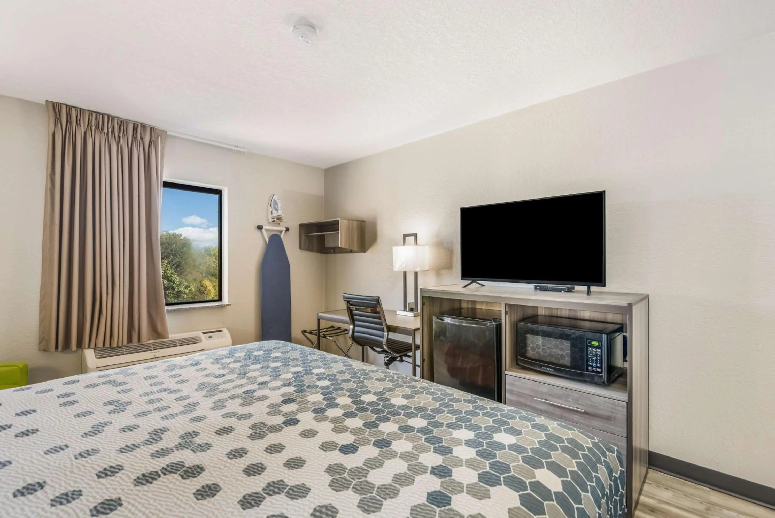 Bedroom, Bed in Sonesta Essential Des Moines