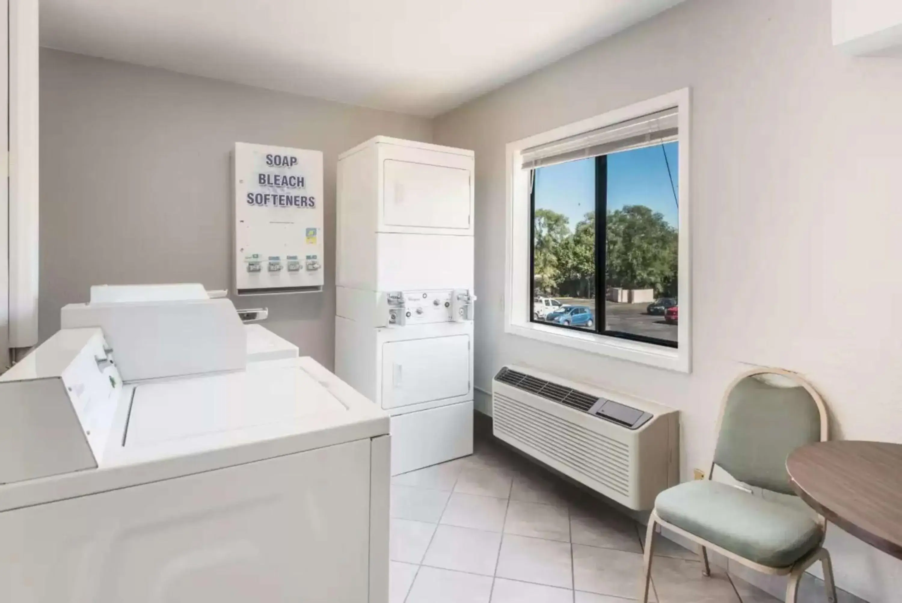 Property building, Bed in Sonesta Essential Des Moines Property building, Bed in Sonesta Essential Des Moines