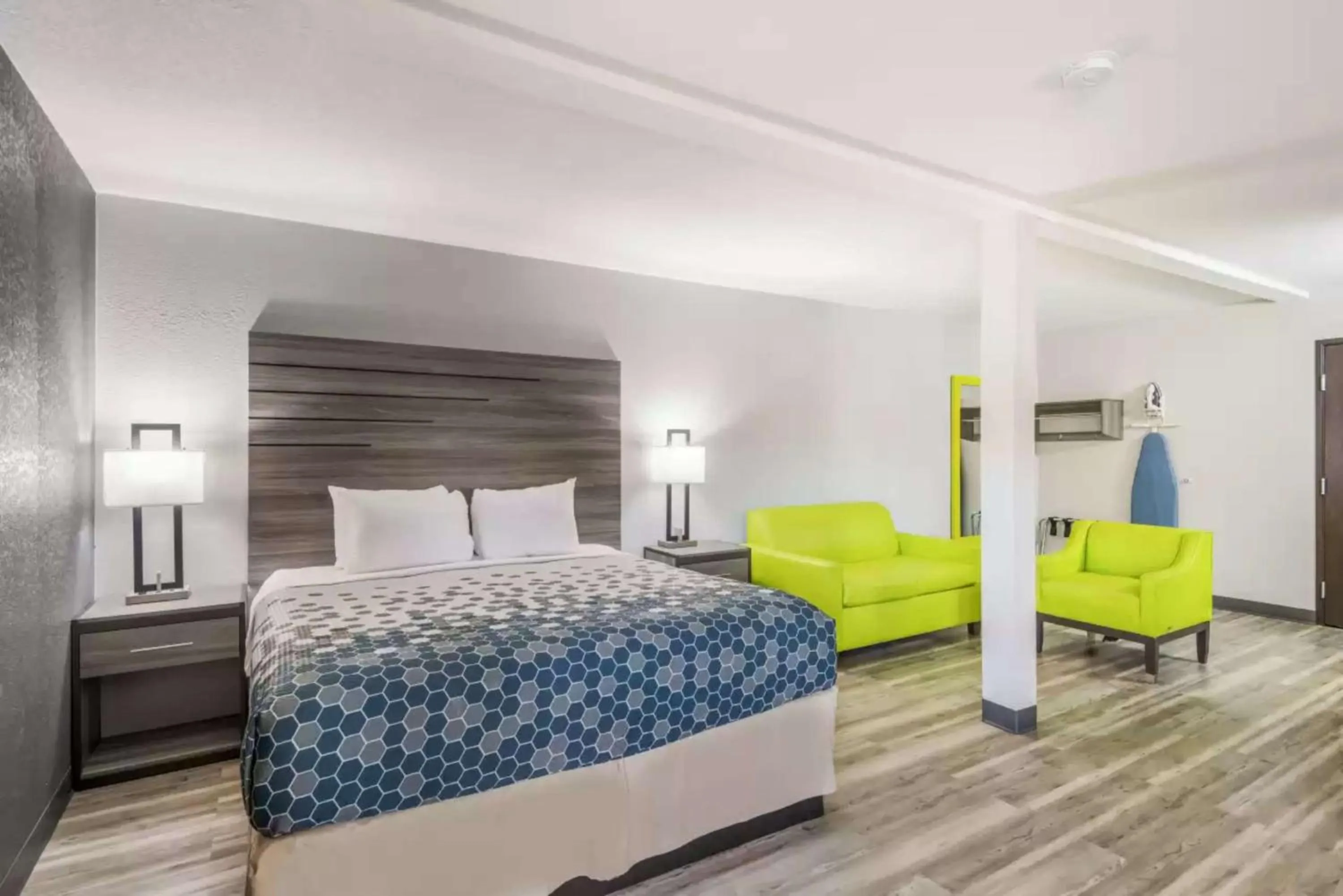 Bedroom, Bed in Econo Lodge Inn & Suites Des Moines