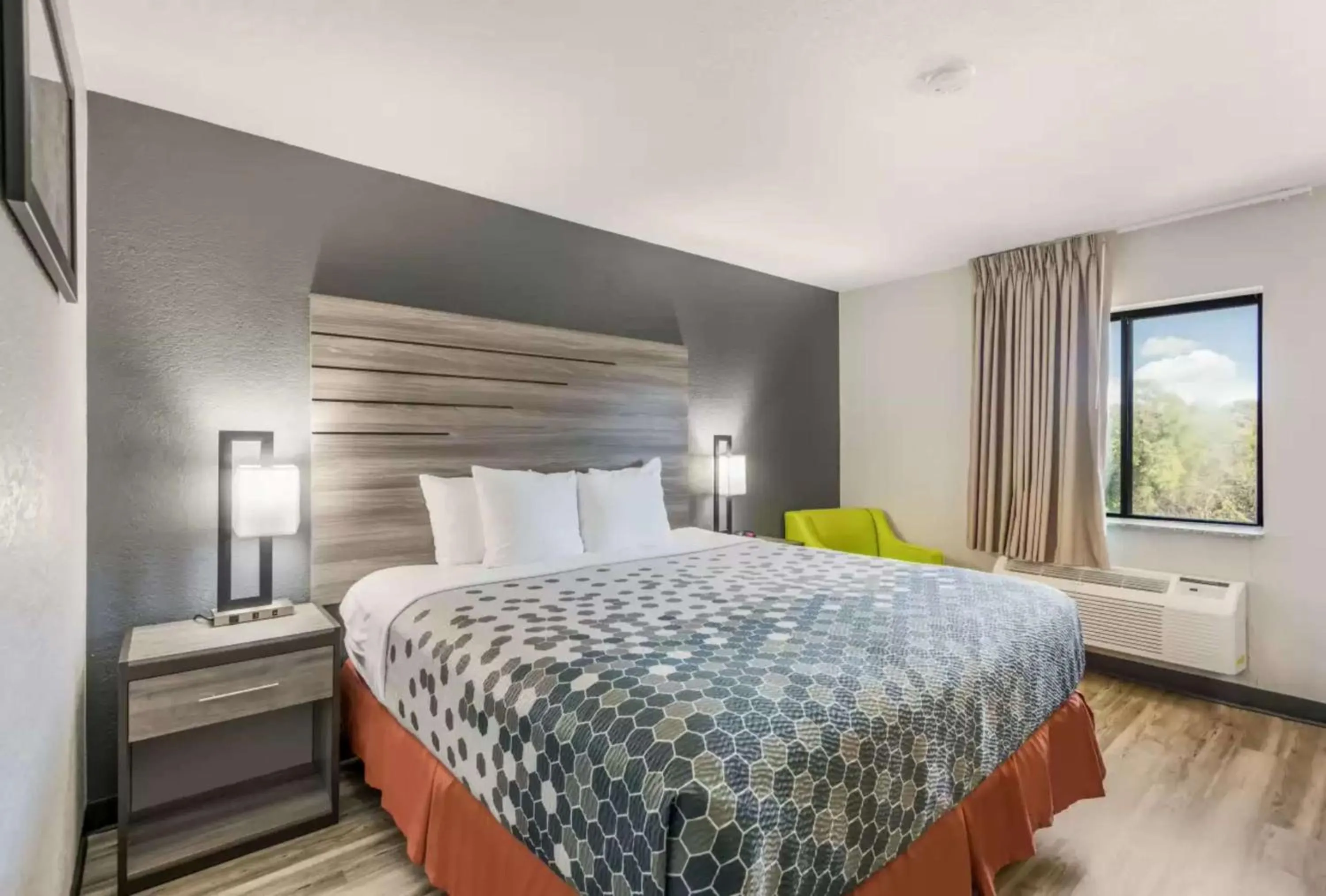 Bedroom, Bed in Econo Lodge Inn & Suites Des Moines