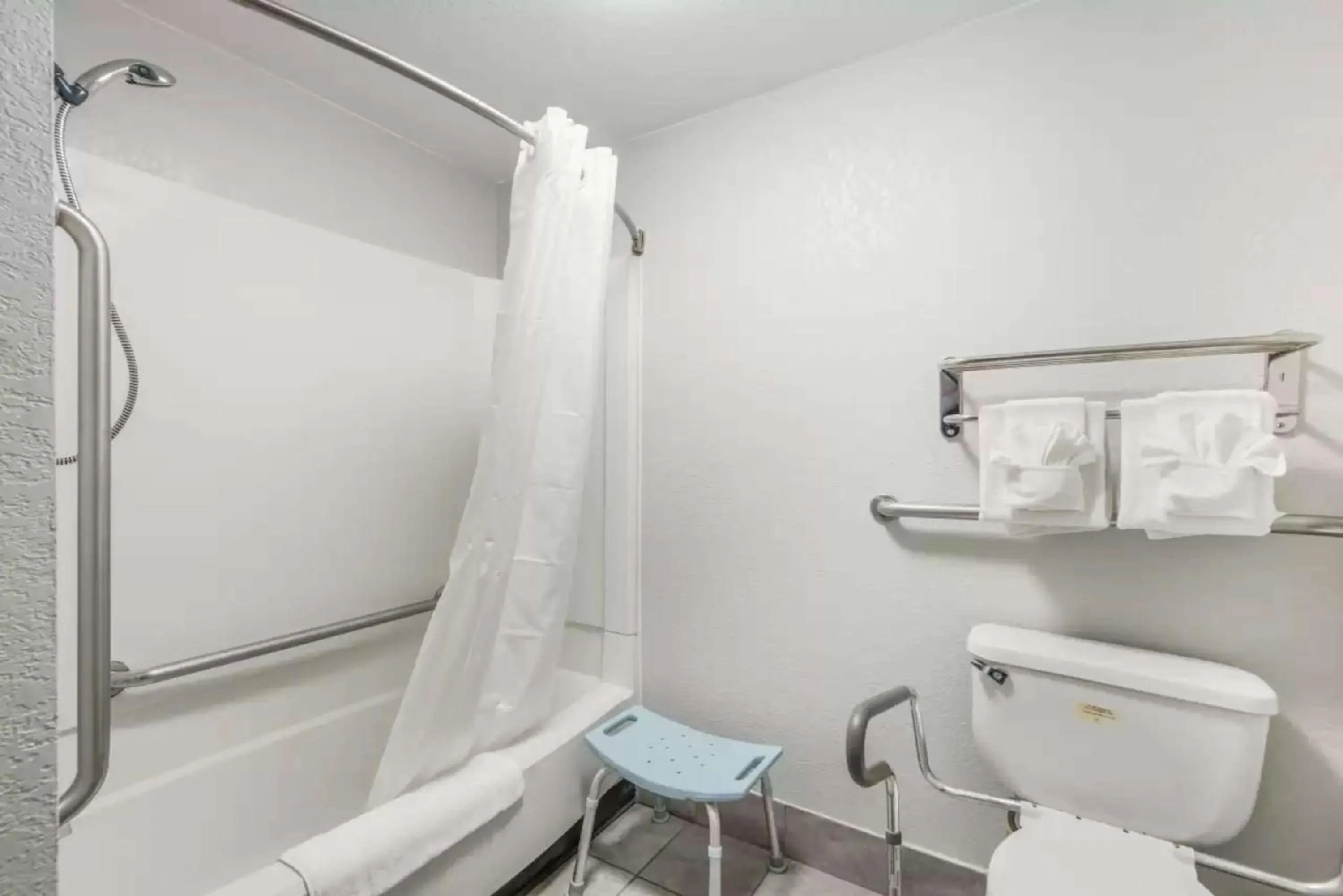 Bathroom in Econo Lodge Inn & Suites Des Moines