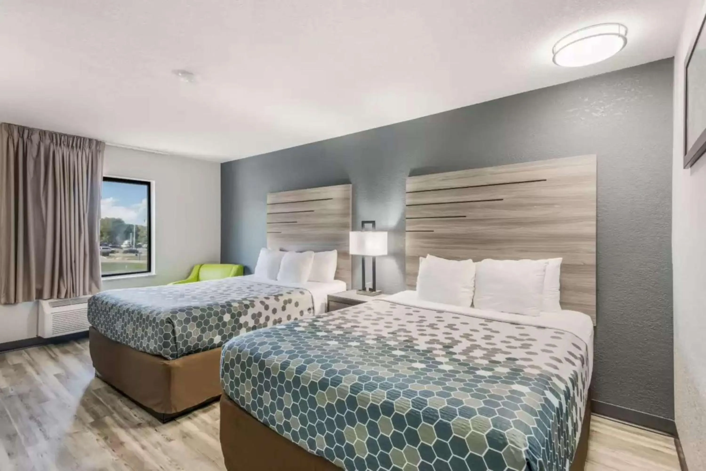 Bedroom, Bed in Sonesta Essential Des Moines