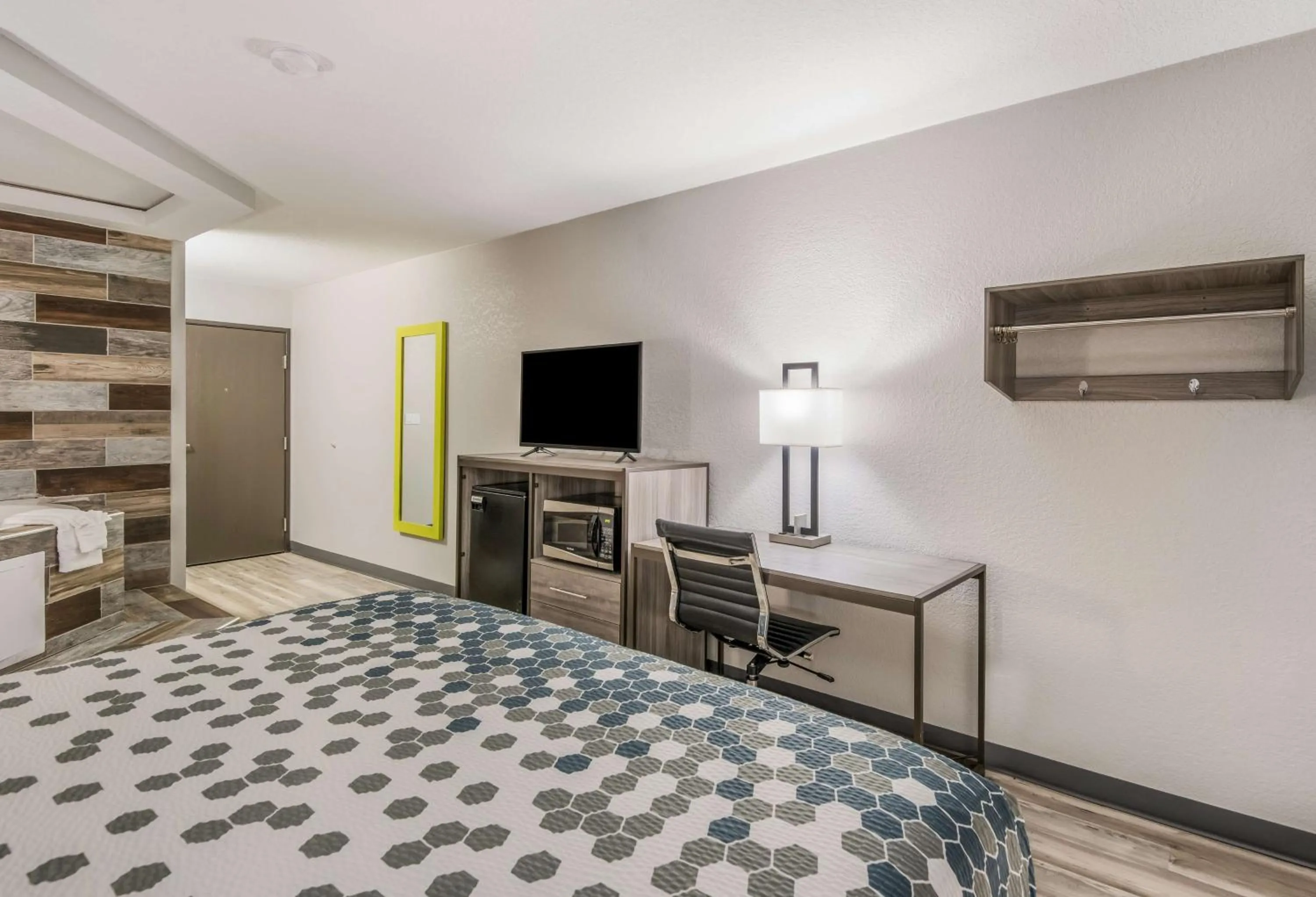 Photo of the whole room, Bed in Sonesta Essential Des Moines