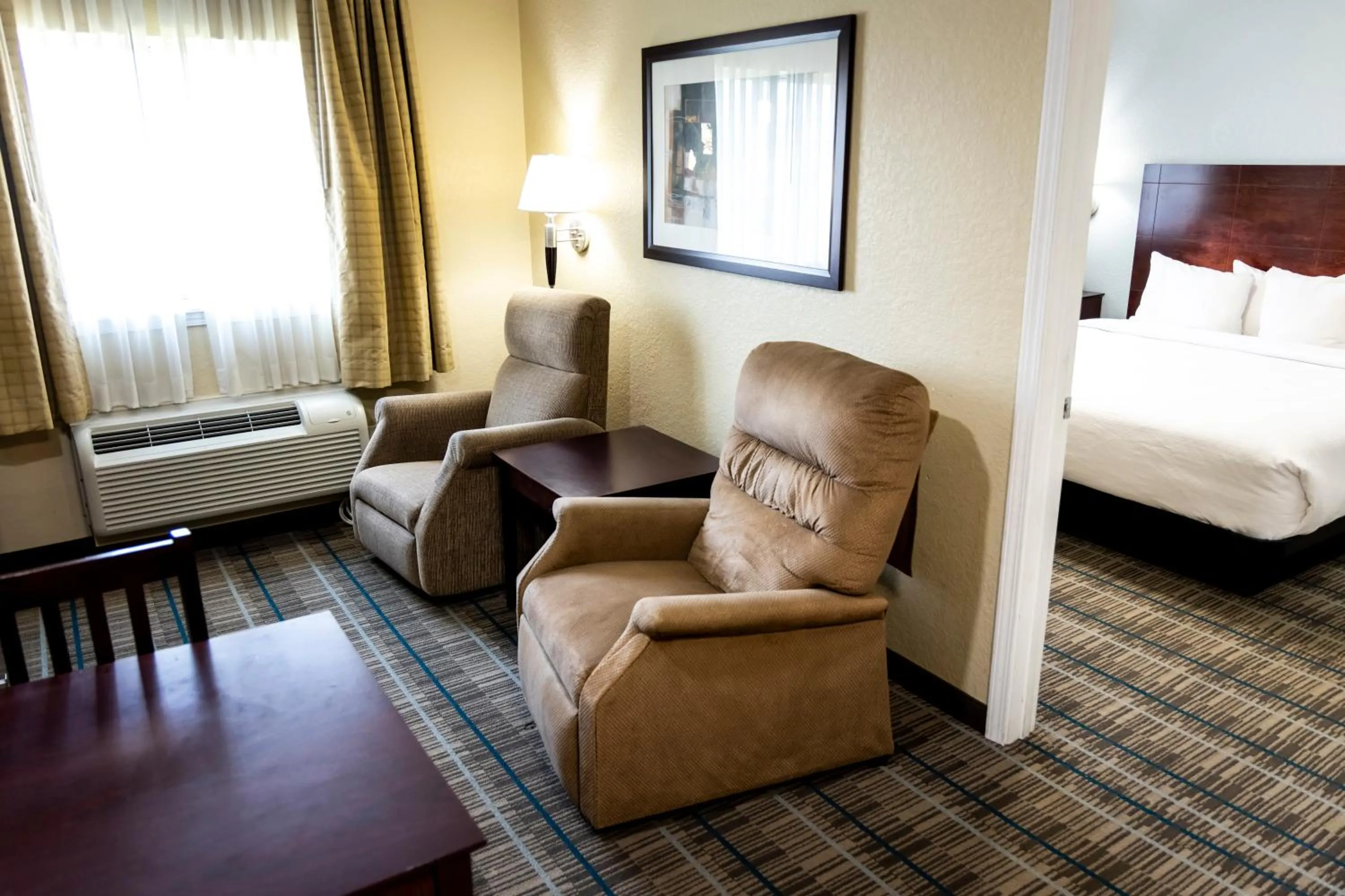 Living room, Bed in MainStay Suites Coralville - Iowa City