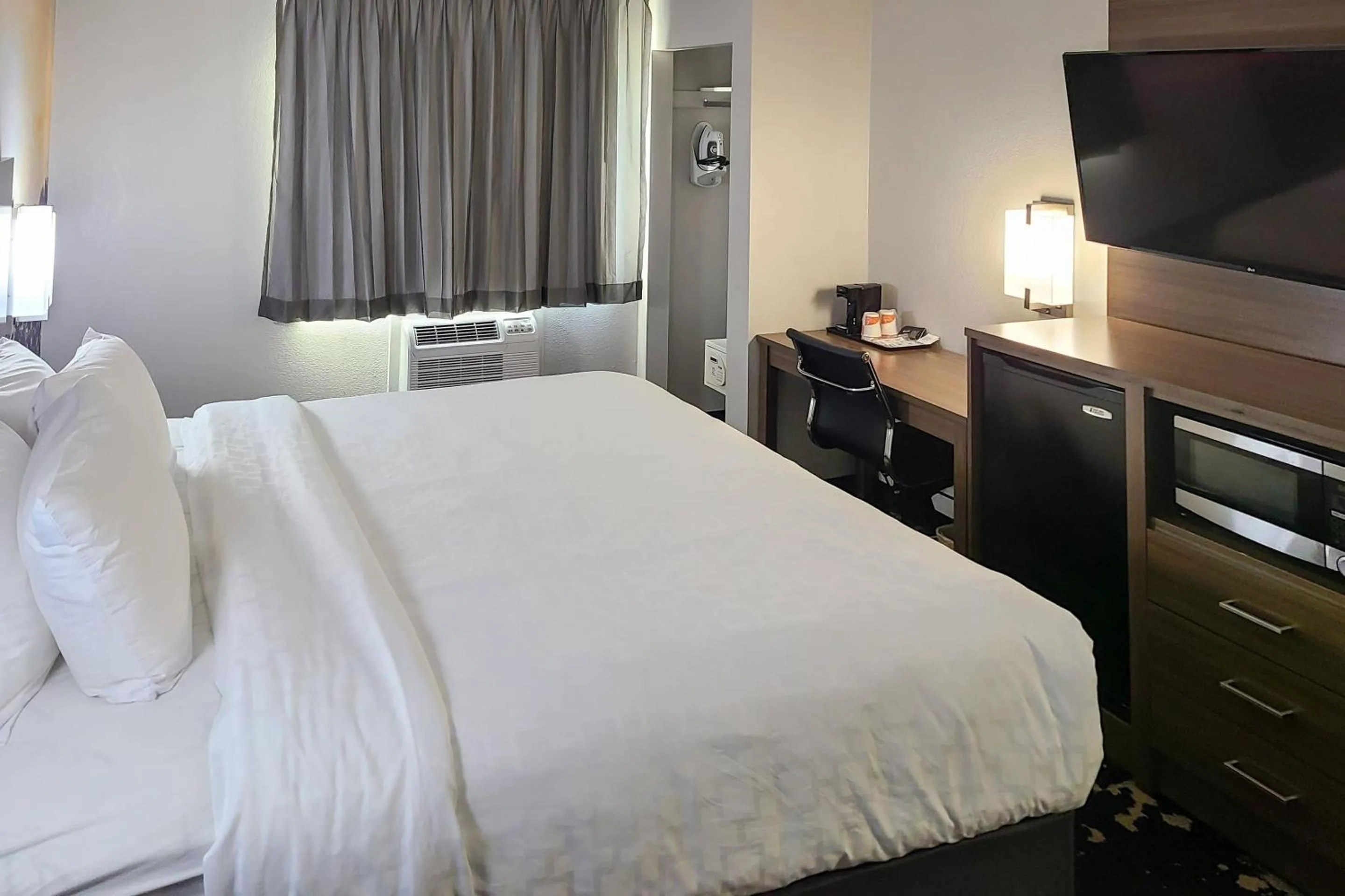 Bedroom, Bed in Clarion Pointe Bettendorf - Quad Cities