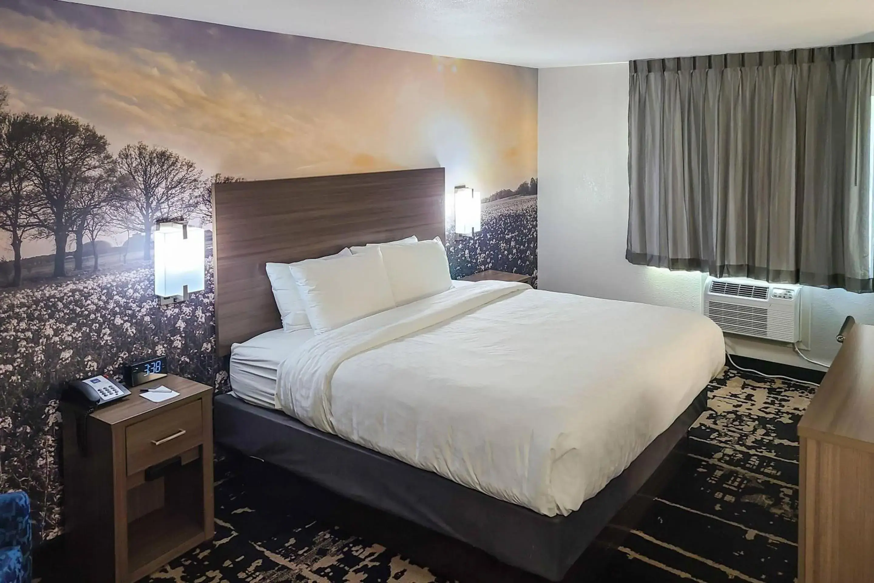 Bedroom, Bed in Clarion Pointe Bettendorf - Quad Cities Bedroom, Bed in Clarion Pointe Bettendorf - Quad Cities