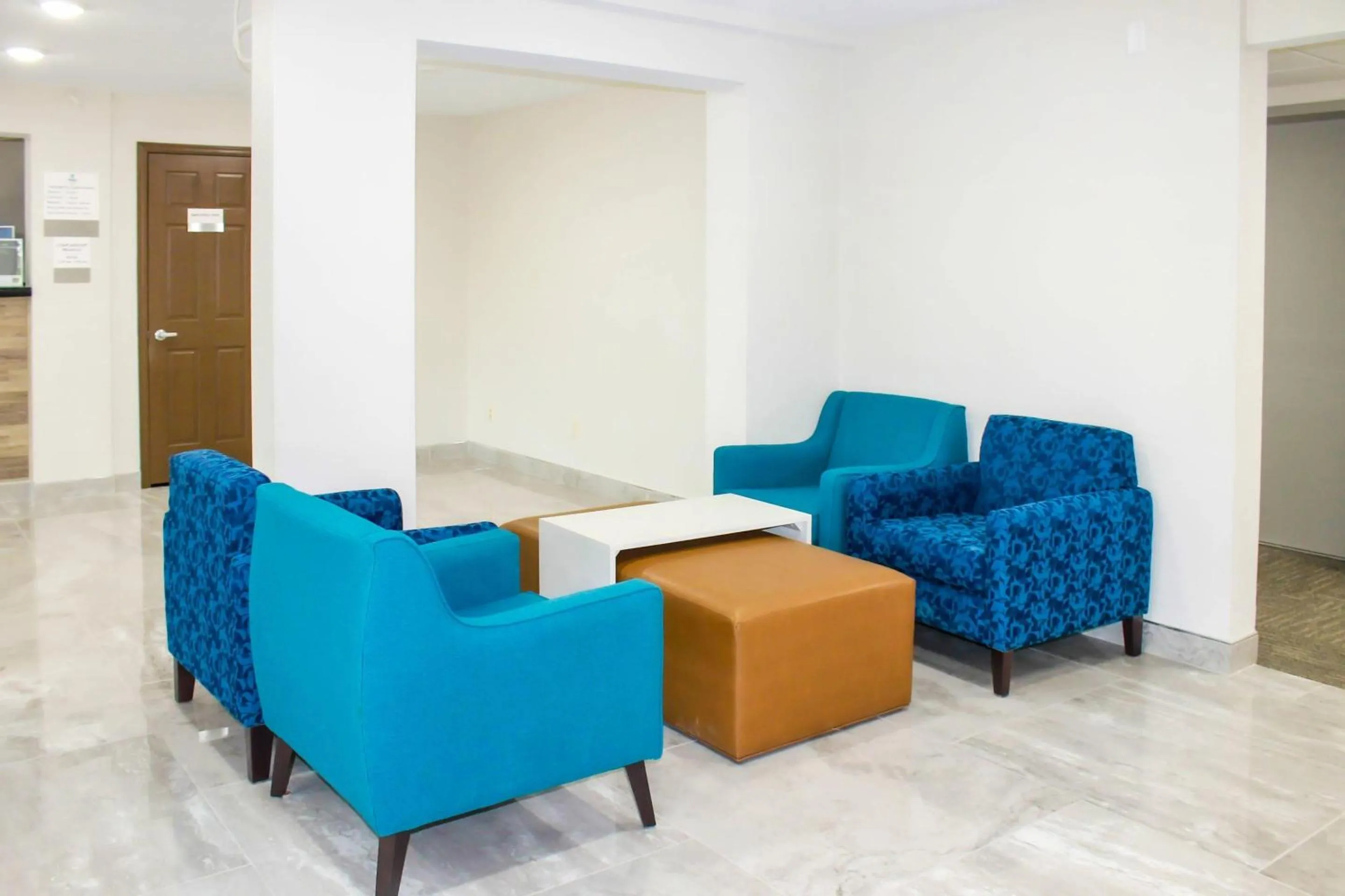 Lobby or reception in Clarion Pointe Bettendorf - Quad Cities