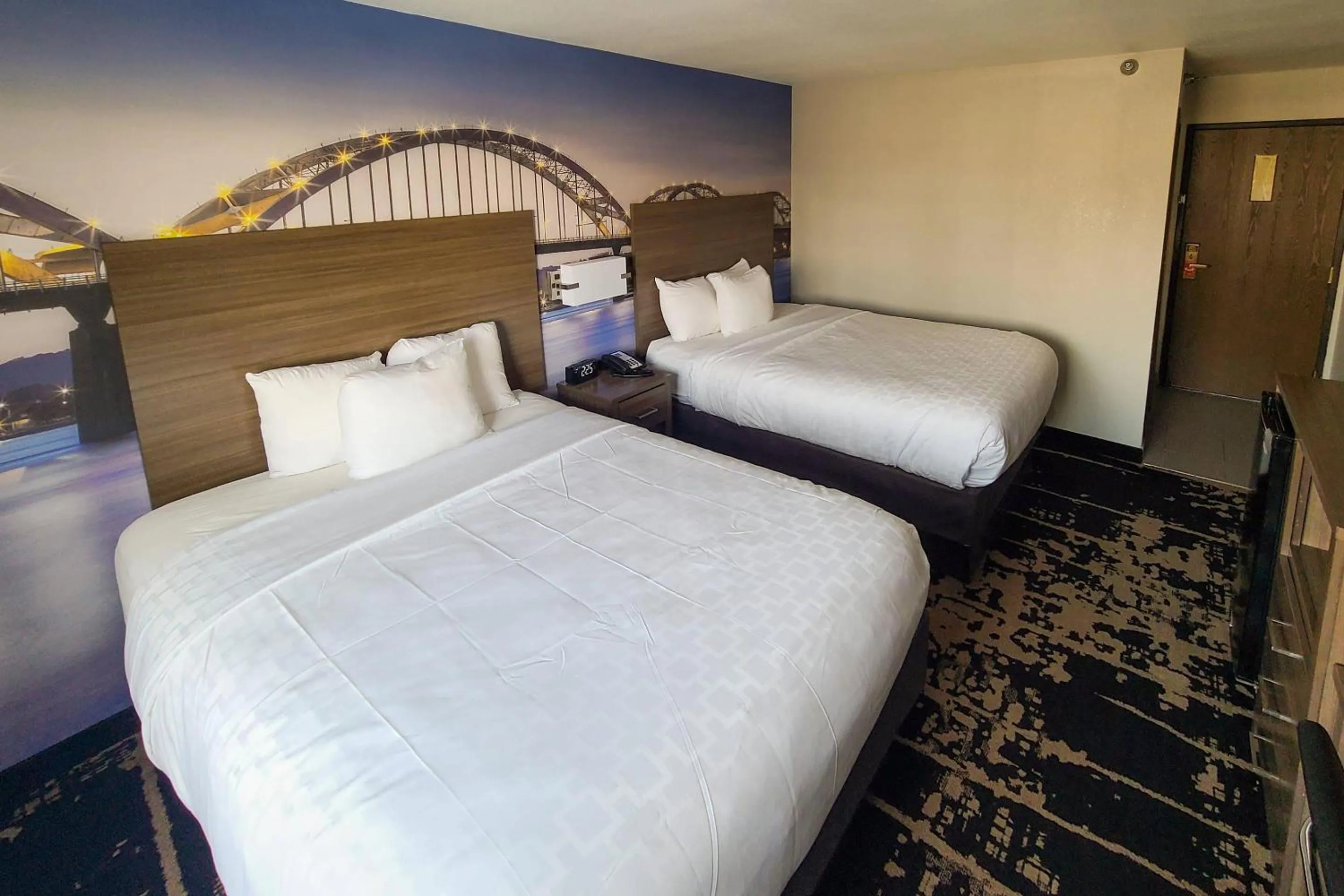 Bedroom, Bed in Clarion Pointe Bettendorf - Quad Cities