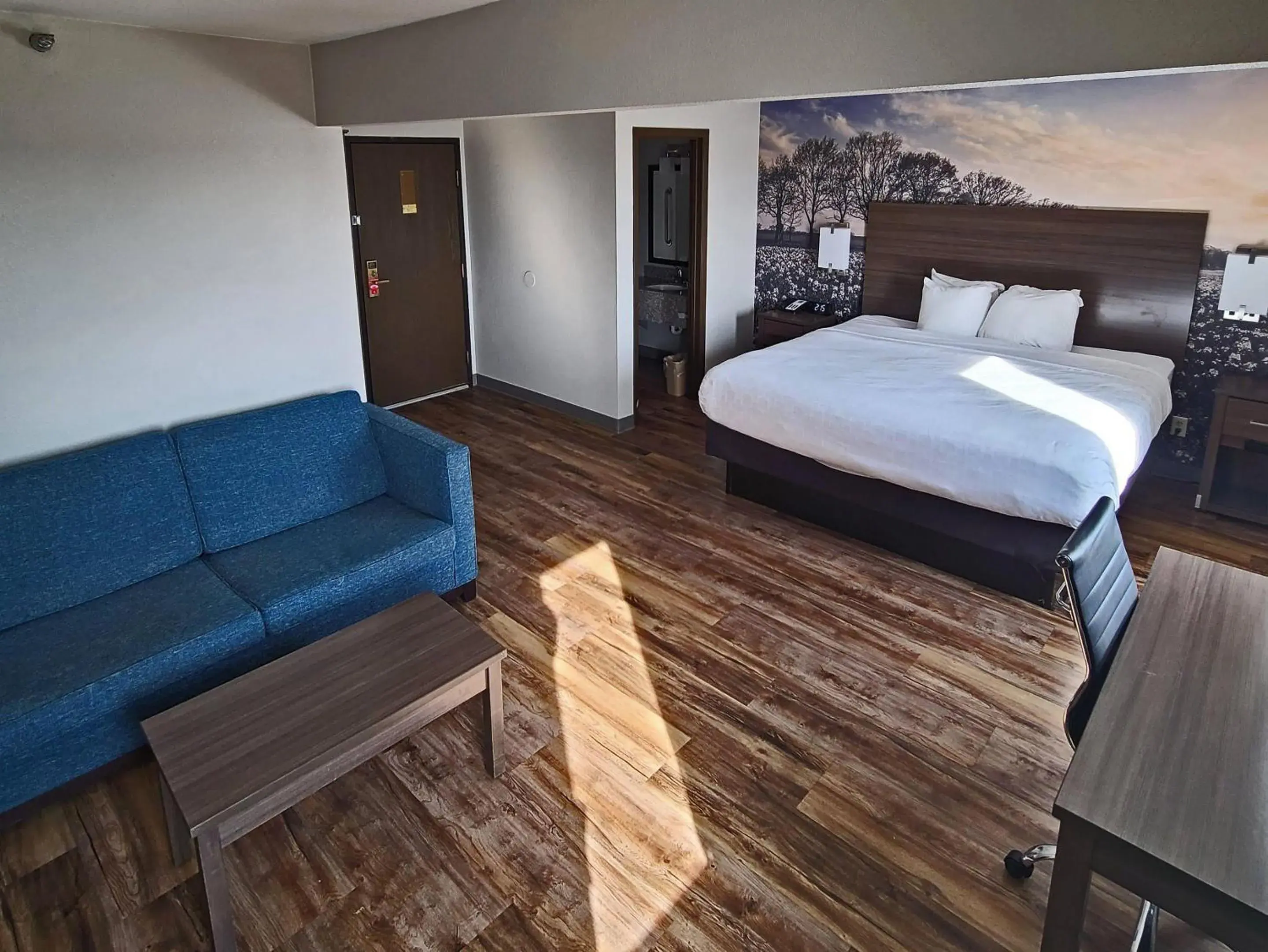 Bedroom, Bed in Clarion Pointe Bettendorf - Quad Cities Bedroom, Bed in Clarion Pointe Bettendorf - Quad Cities