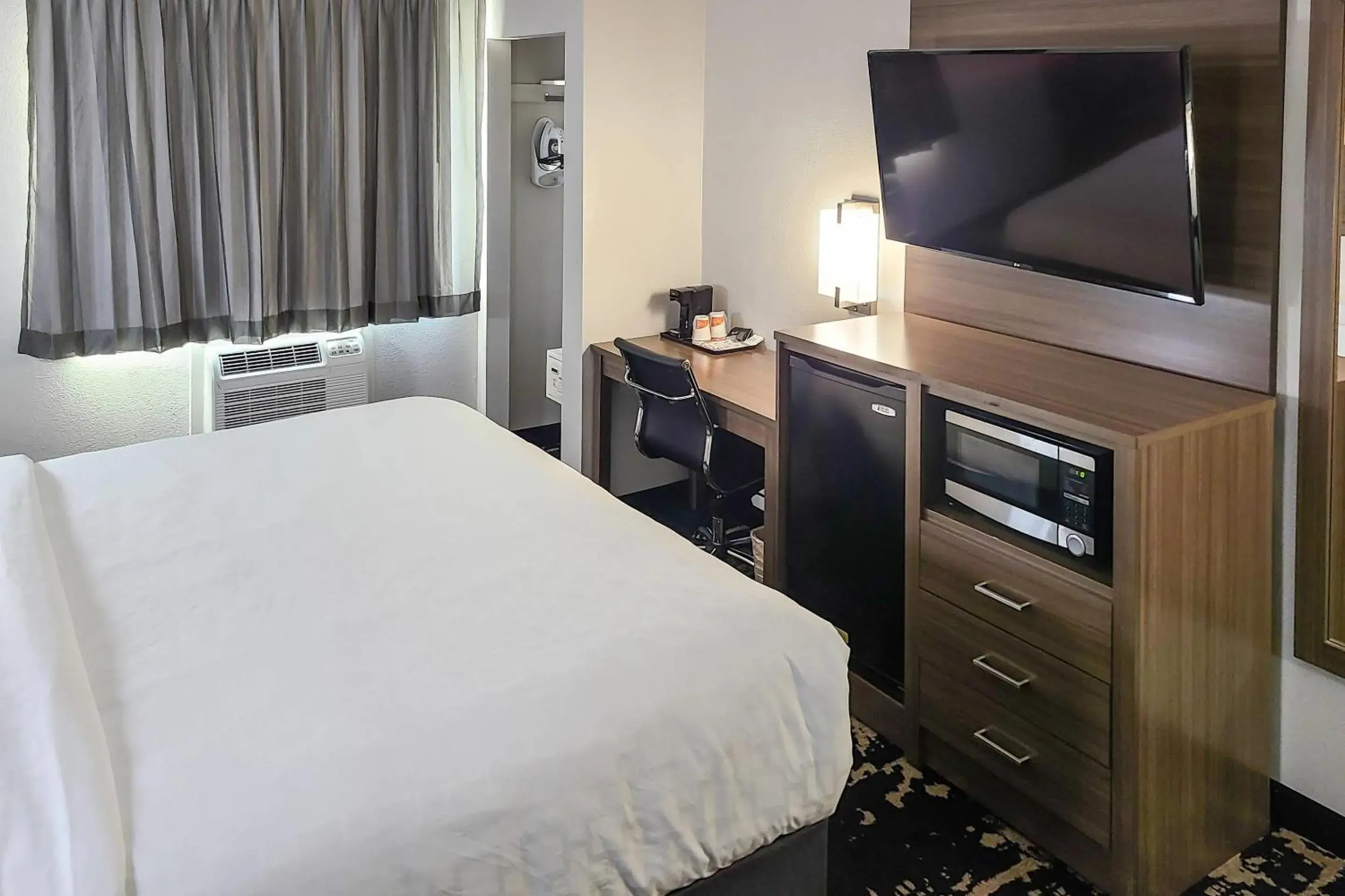 Bedroom, Bed in Clarion Pointe Bettendorf - Quad Cities Bedroom, Bed in Clarion Pointe Bettendorf - Quad Cities