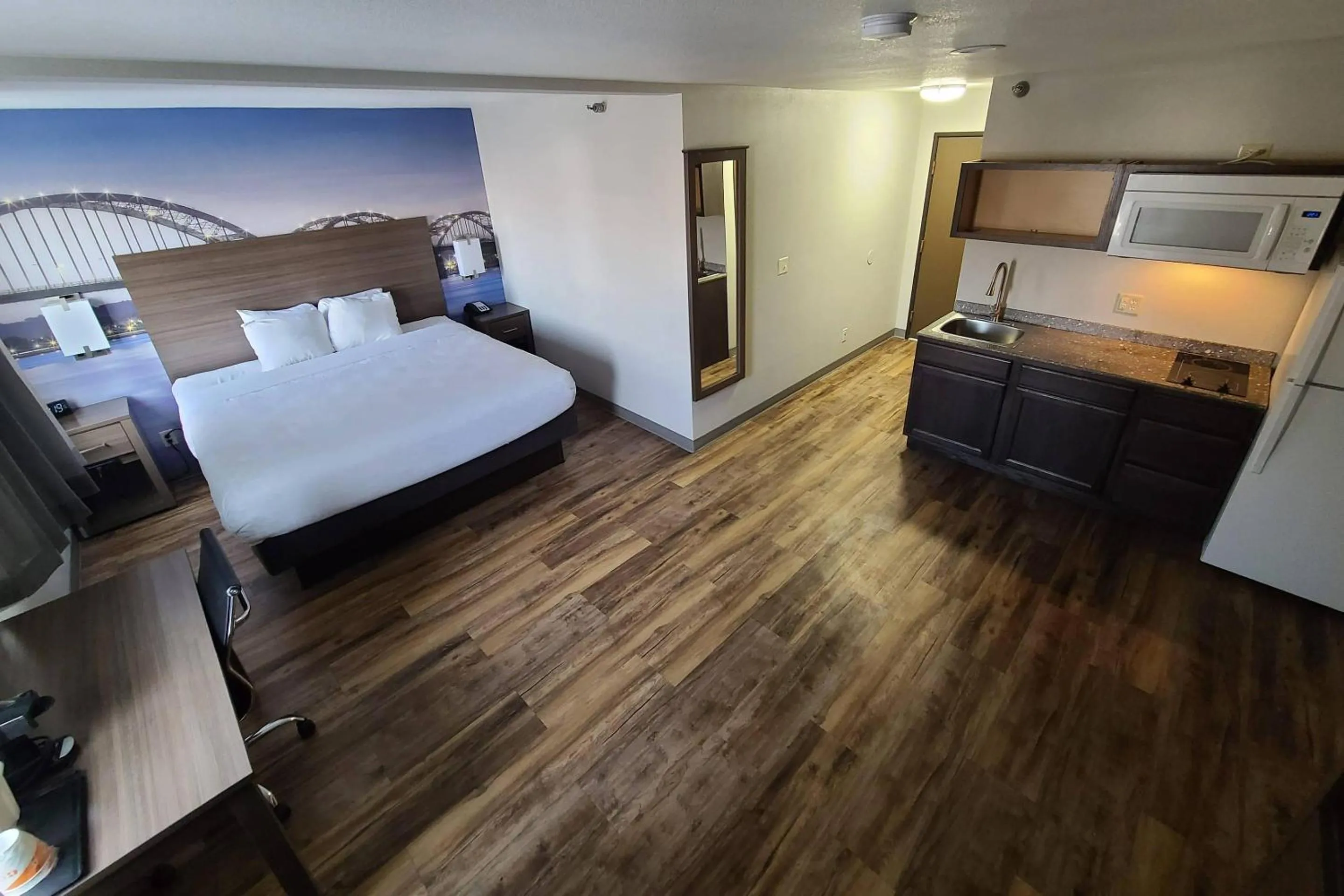 Bedroom, Bed in Clarion Pointe Bettendorf - Quad Cities