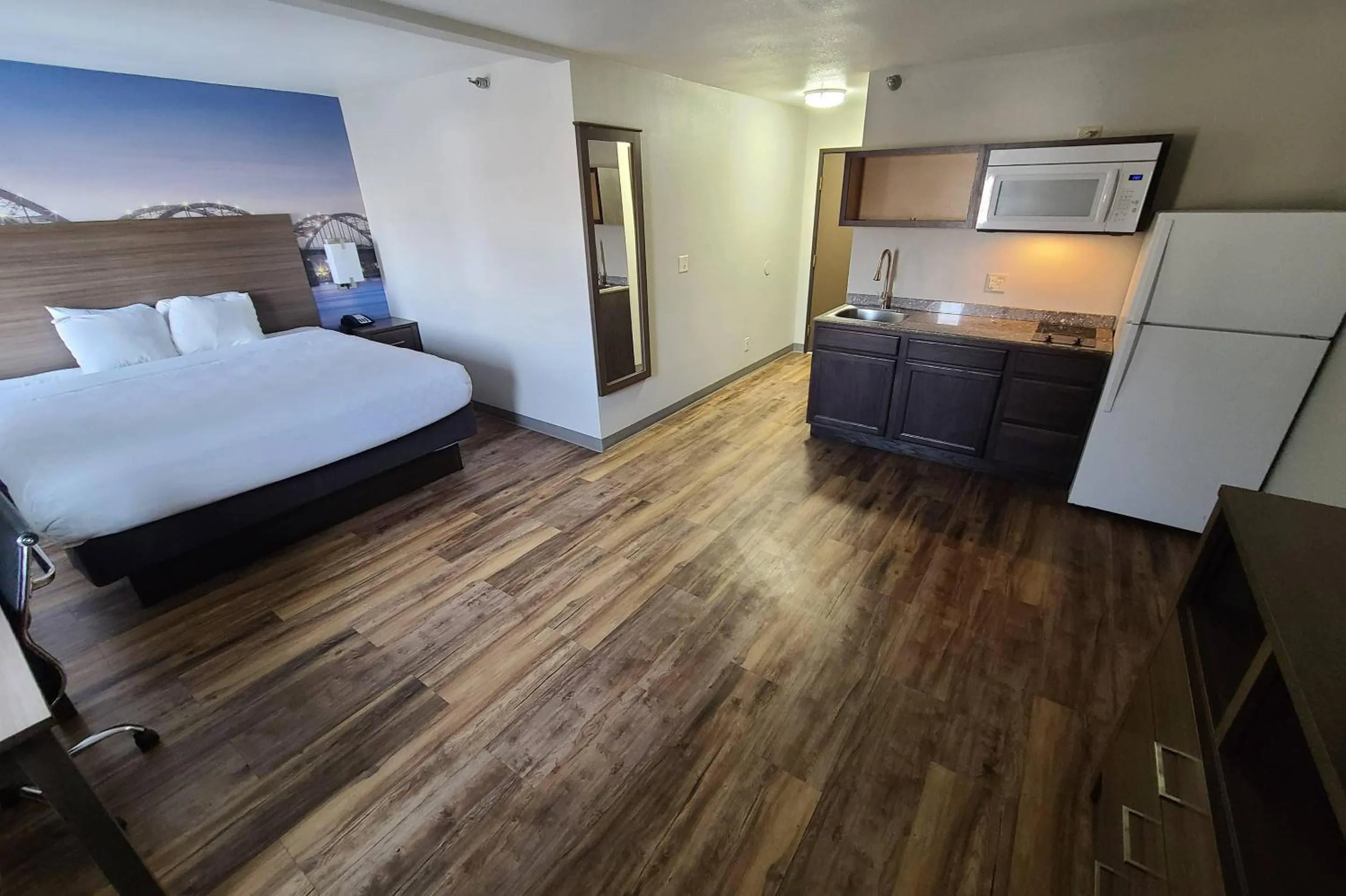 Bedroom in Clarion Pointe Bettendorf - Quad Cities