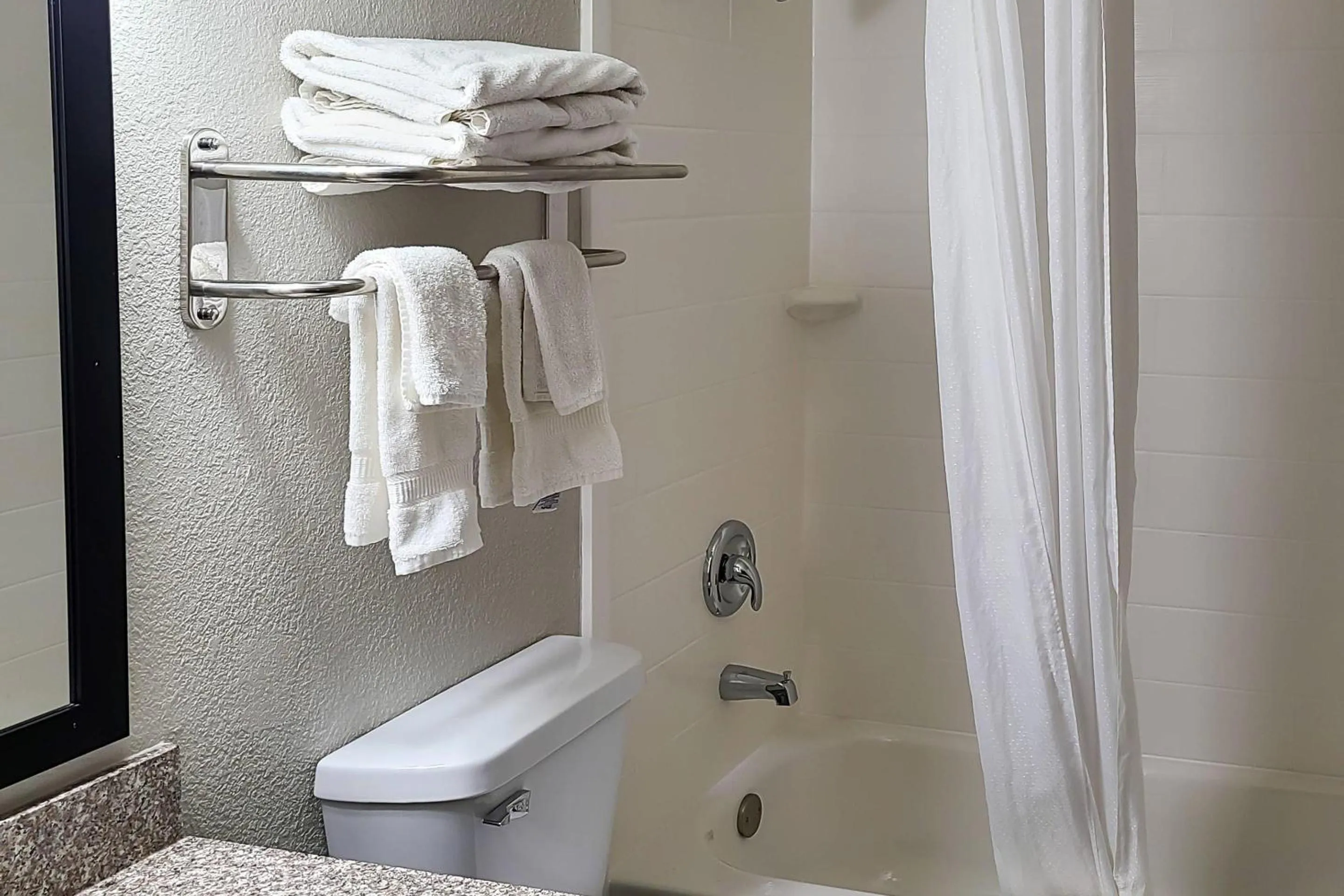 Bedroom in Clarion Pointe Bettendorf - Quad Cities