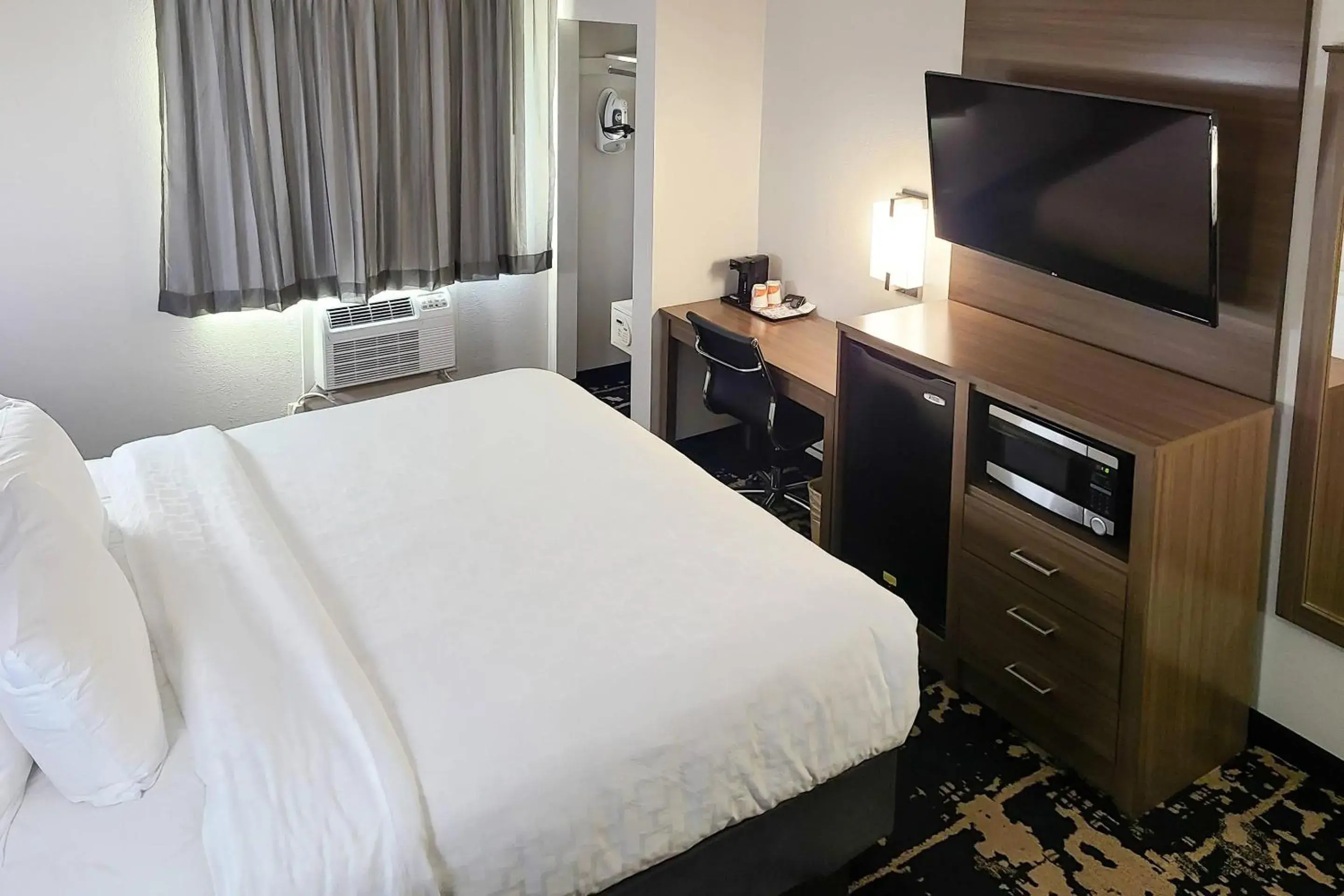 Bedroom, Bed in Clarion Pointe Bettendorf - Quad Cities Bedroom, Bed in Clarion Pointe Bettendorf - Quad Cities